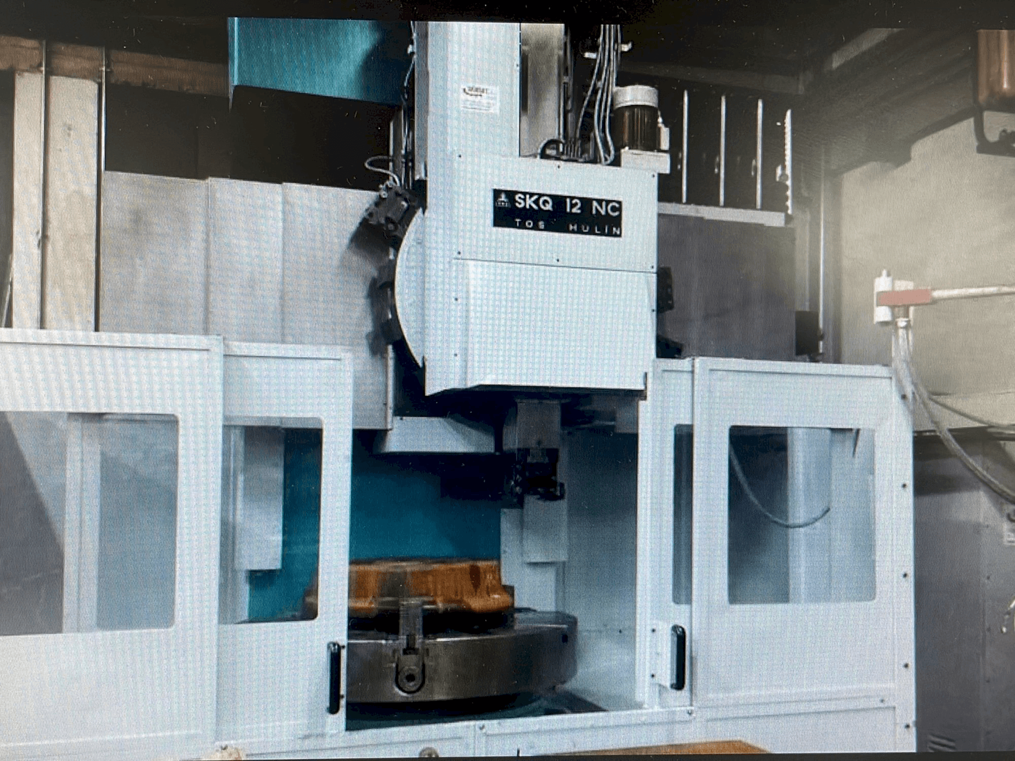 Prikaz stroja TOS SKQ 12 NC sprijeda