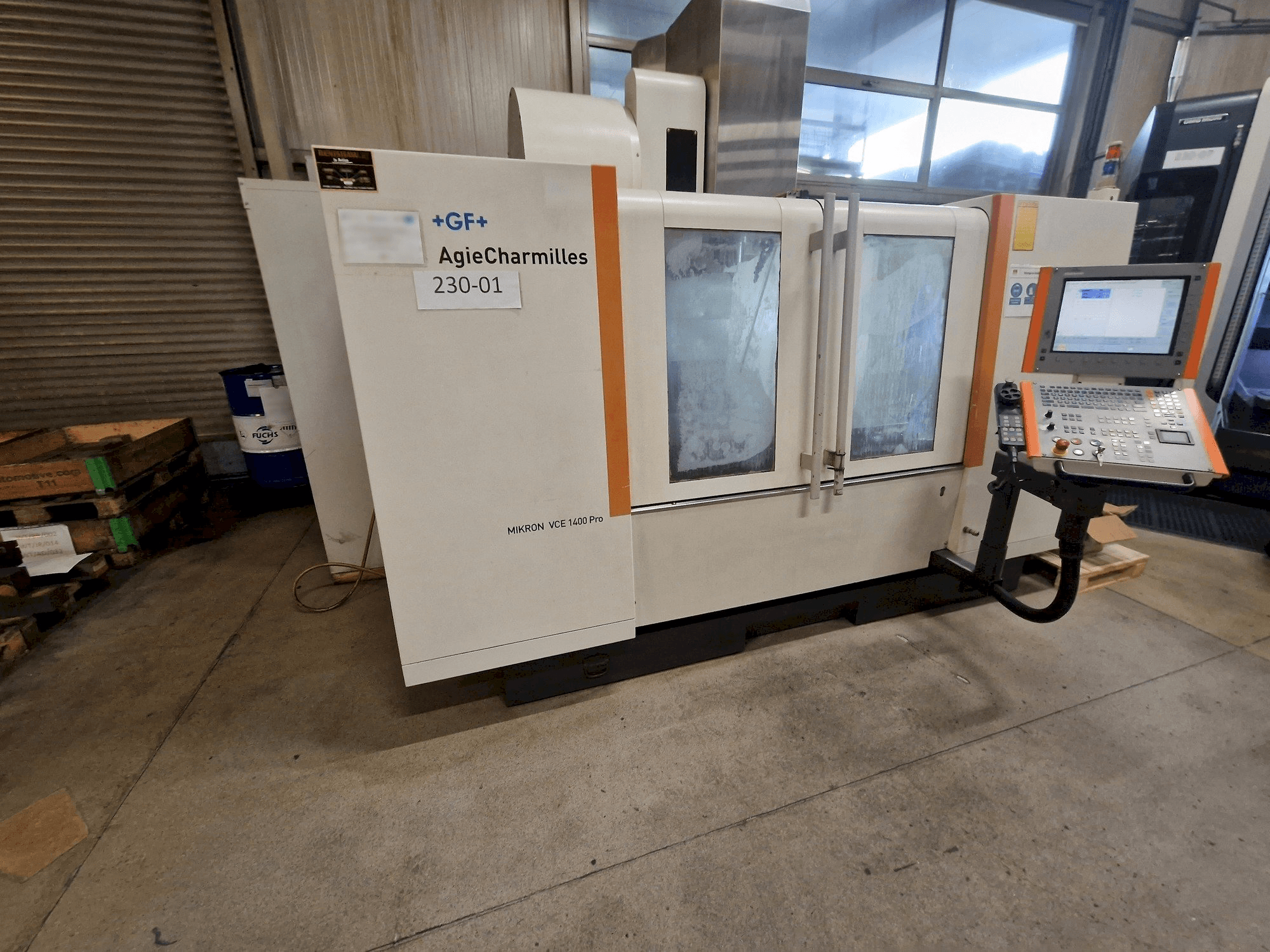 Prikaz lijeve strane stroja AgieCharmilles MIKRON VCE 1400 PRO