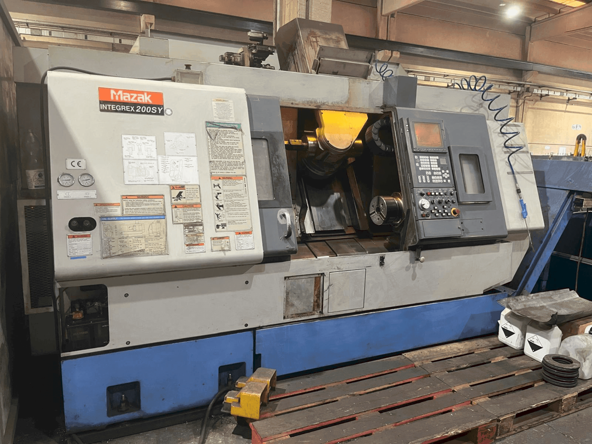 Prikaz stroja Mazak INTEGREX 200 SY sprijeda