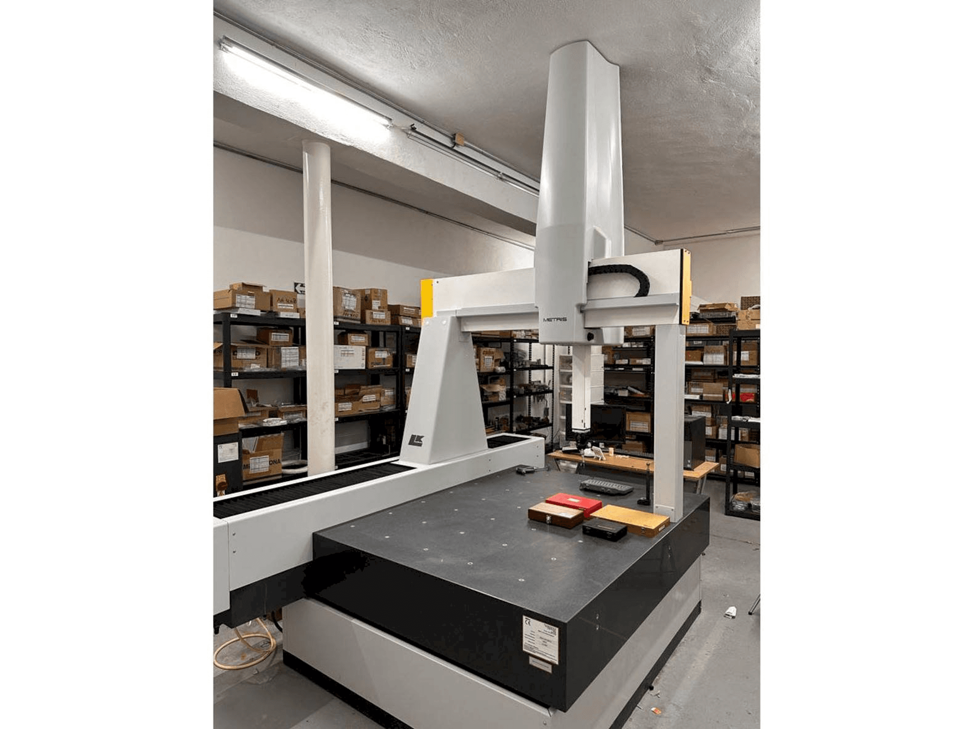 Prikaz stroja NIKON LK V 15.10.8 sprijeda