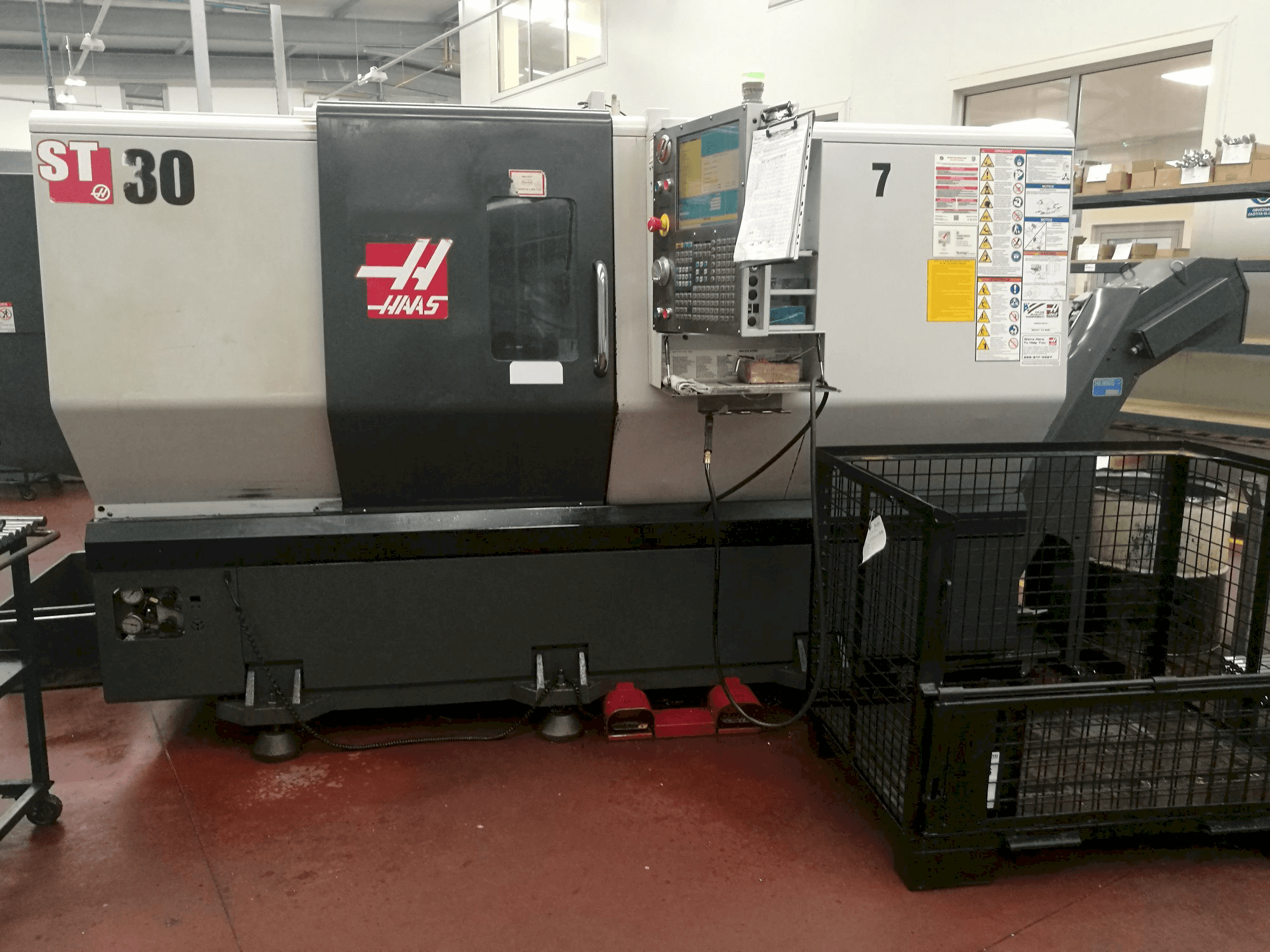 Prikaz stroja HAAS ST-30 sprijeda