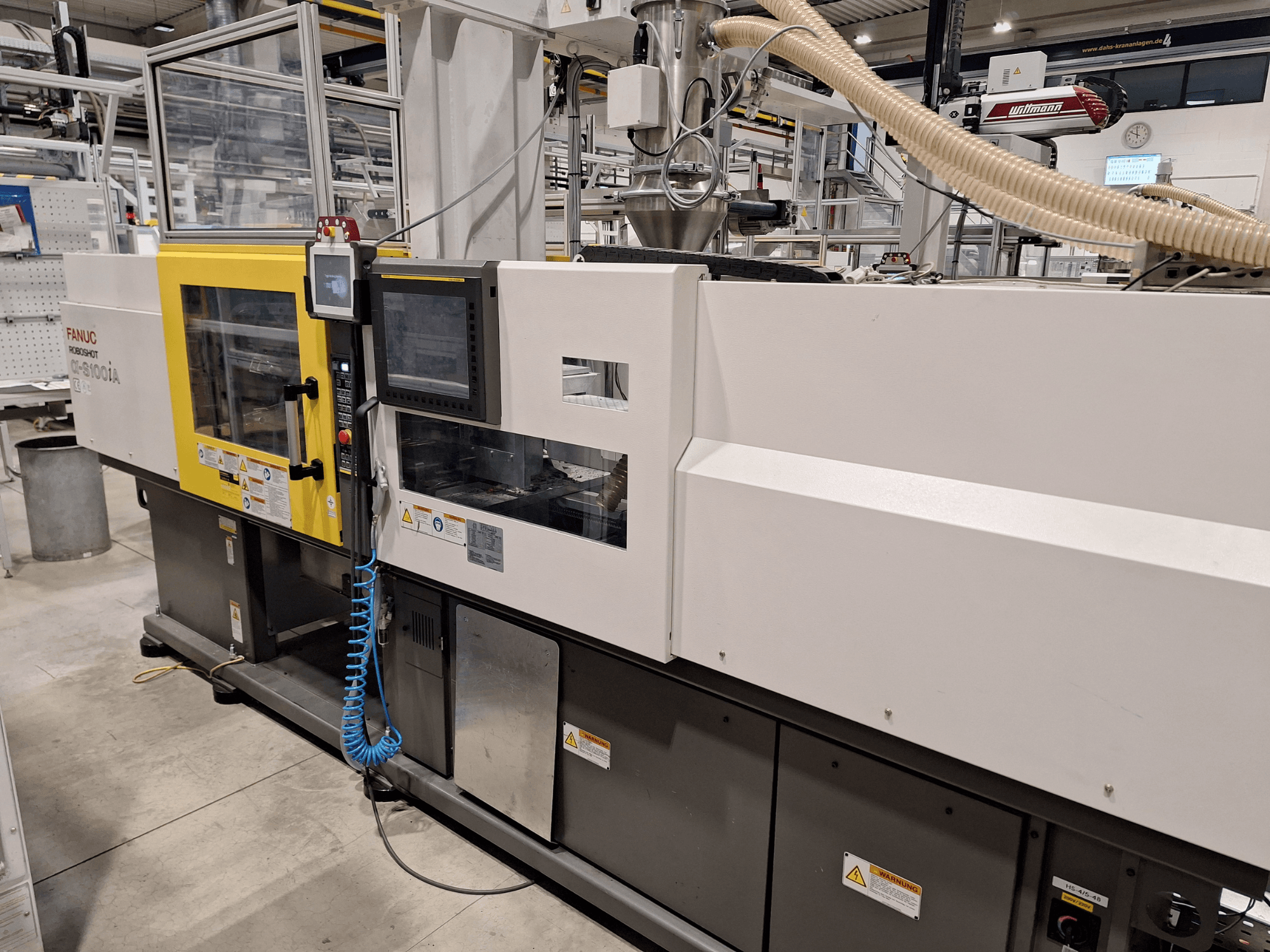 FANUC Roboshot α-S300iA stroj za brizganje plastike, prednji pogled, s upravljačkom pločom i vidljivim industrijskim komponentama.