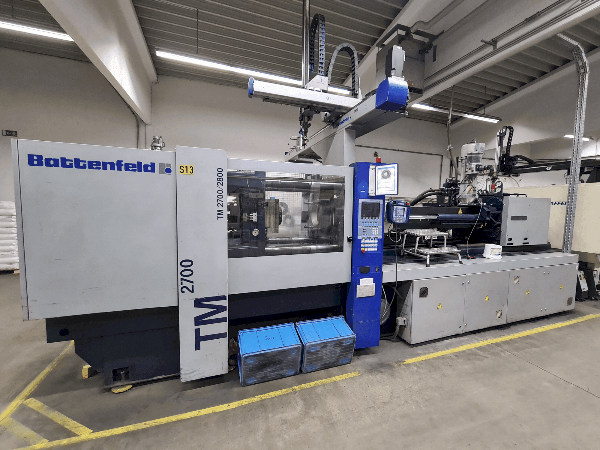 Prikaz stroja Battenfeld TM 2700/2800 sprijeda