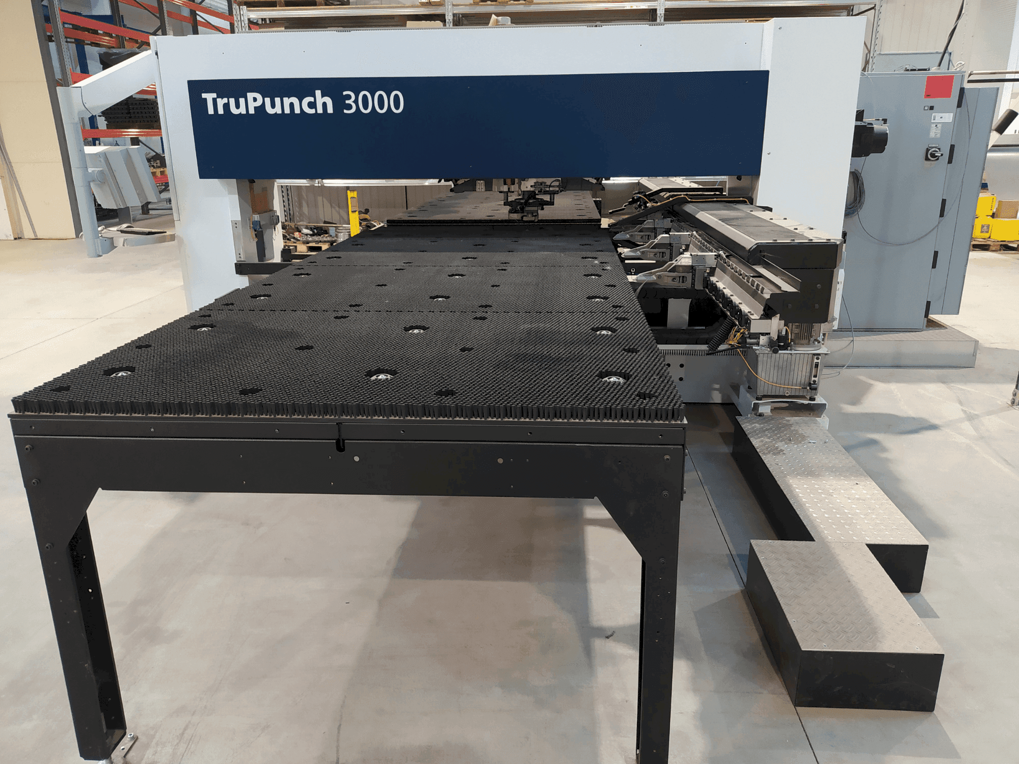 Prikaz stroja TRUMPF TruPunch 3000 sprijeda
