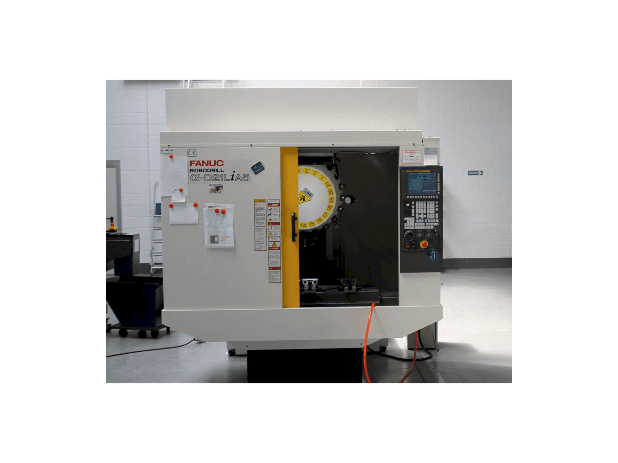 Prikaz stroja FANUC RoboDrill D21LiA5 sprijeda