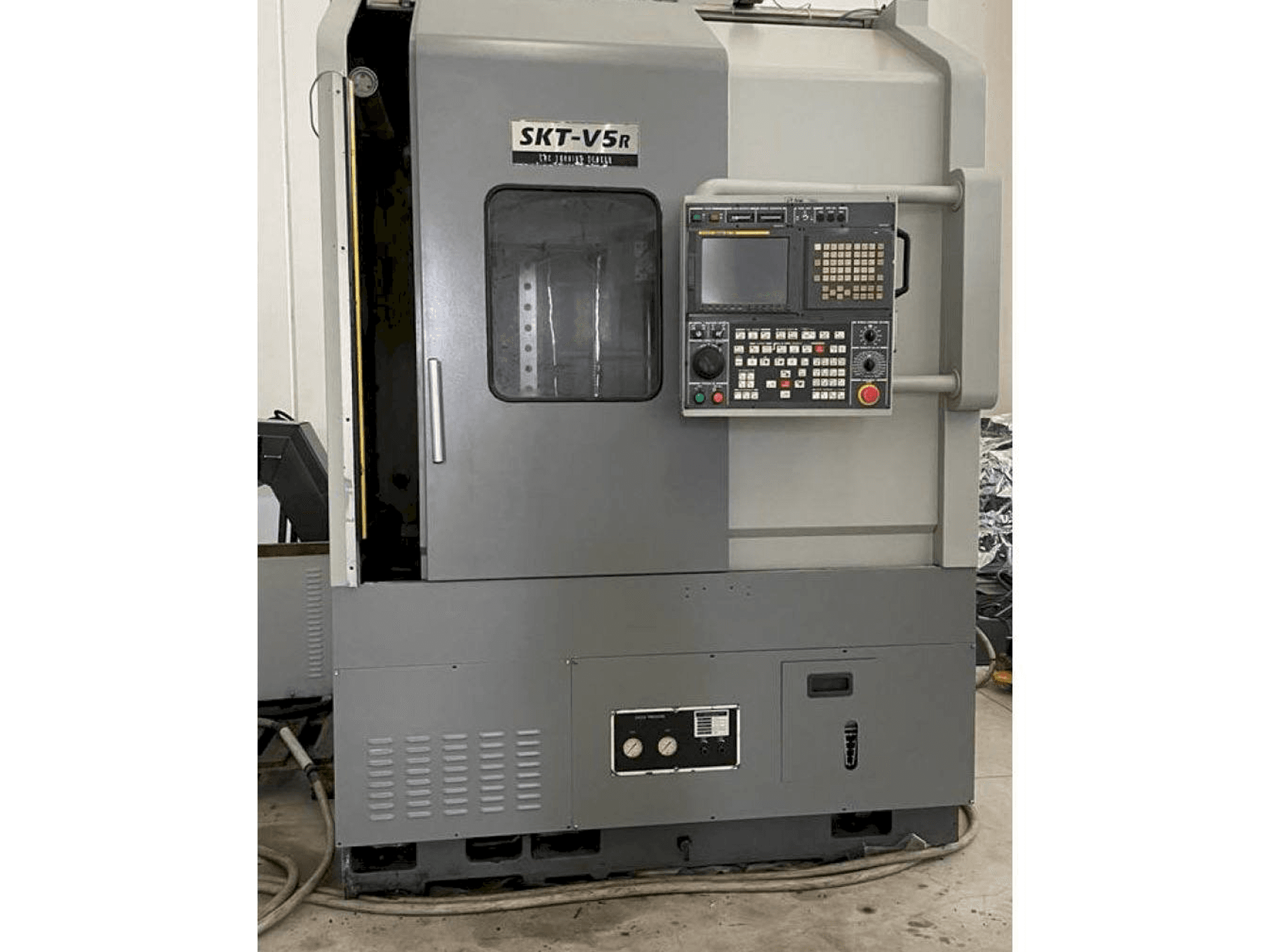 Prikaz stroja Hyundai Hyundai SKT V5R sprijeda