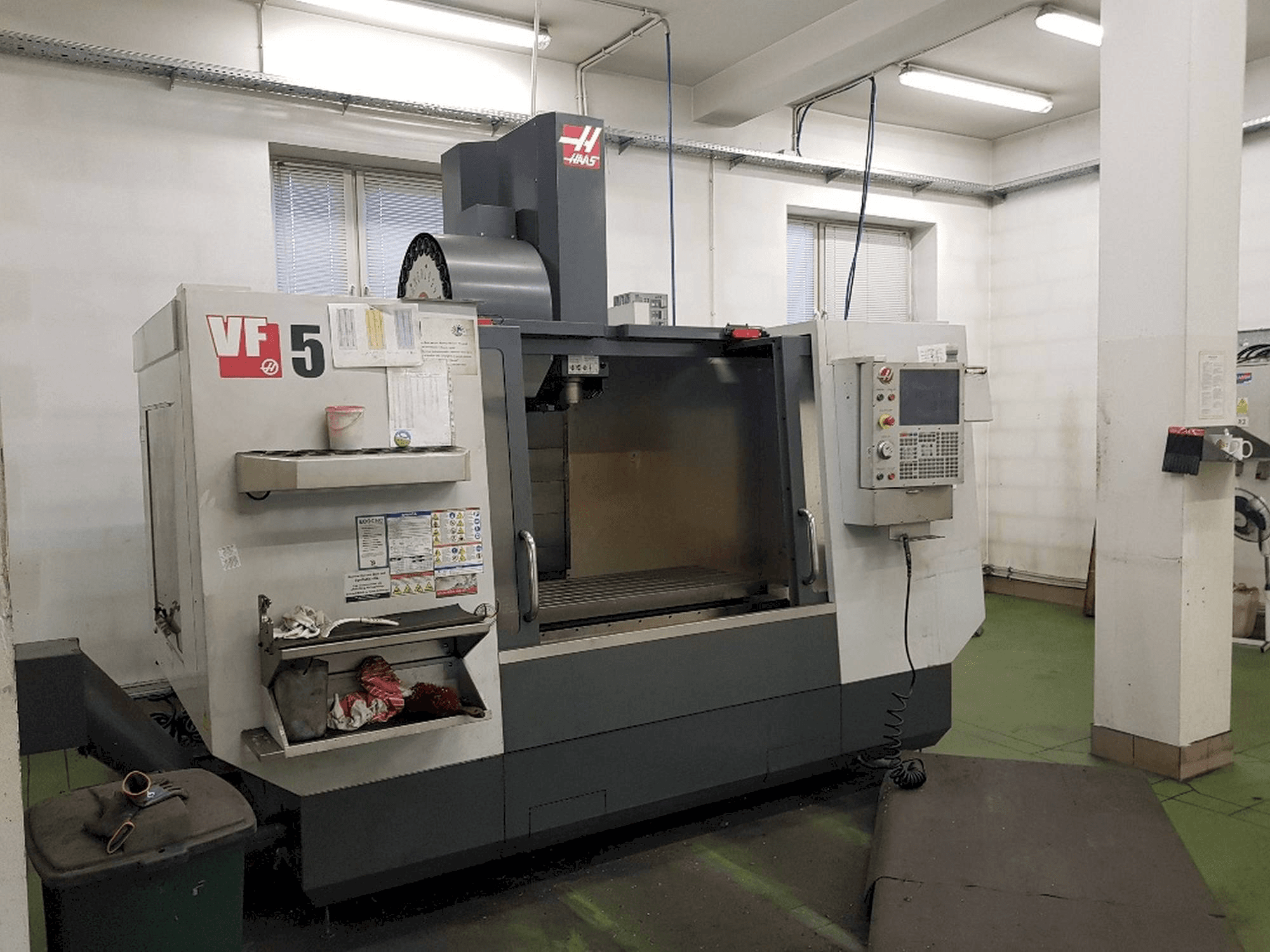 Prikaz stroja HAAS VF-5/40 sprijeda