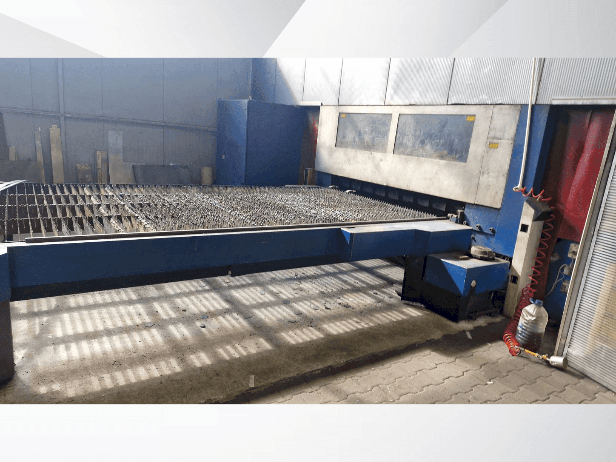 Prikaz stroja TRUMPF TRUMATIC L 4030 sprijeda
