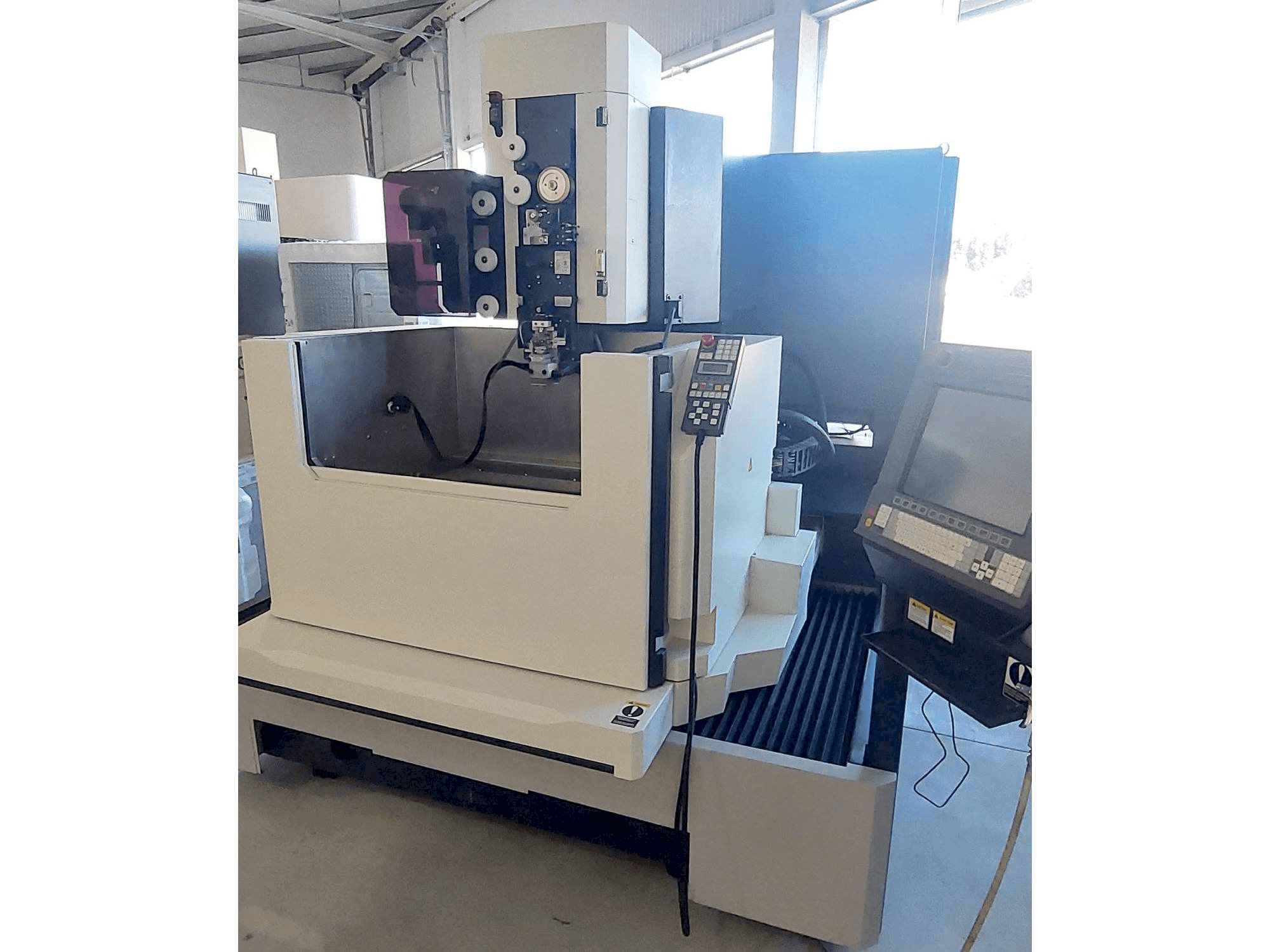 Prikaz stroja Makino DUO 64 sprijeda