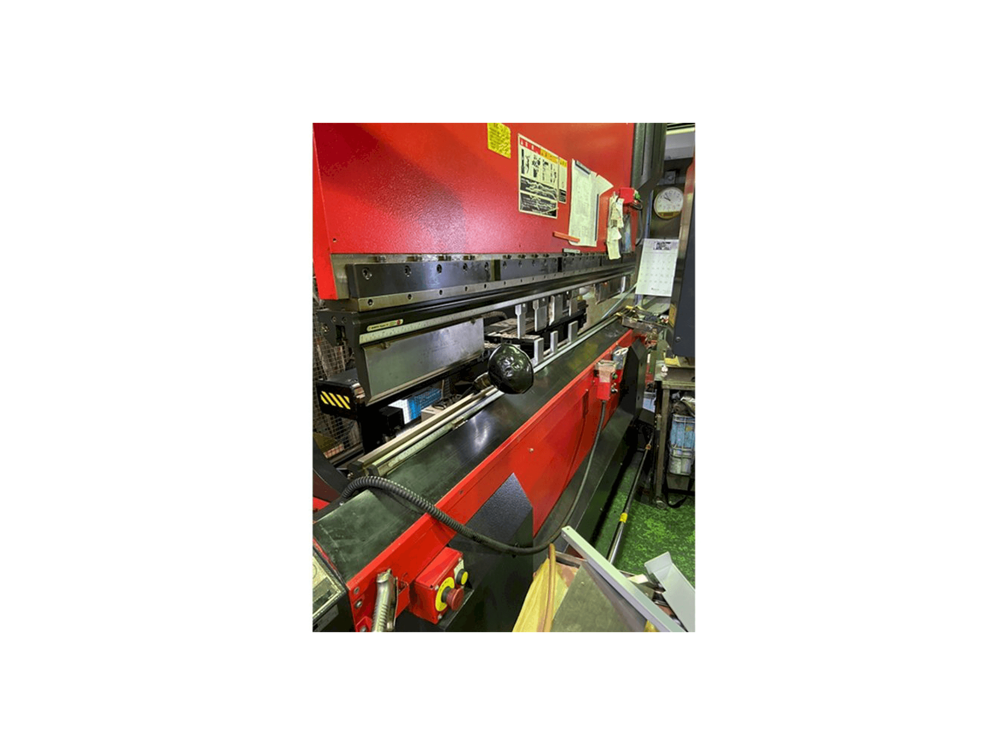 Prikaz lijeve strane stroja AMADA HDS 8025 NT