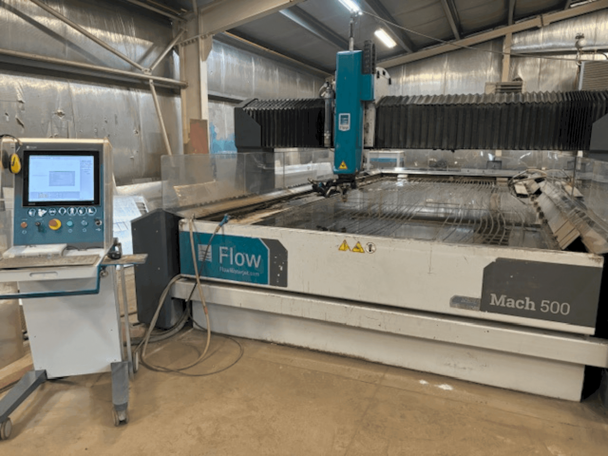 Prikaz stroja Flow Mach M500-2060 sprijeda