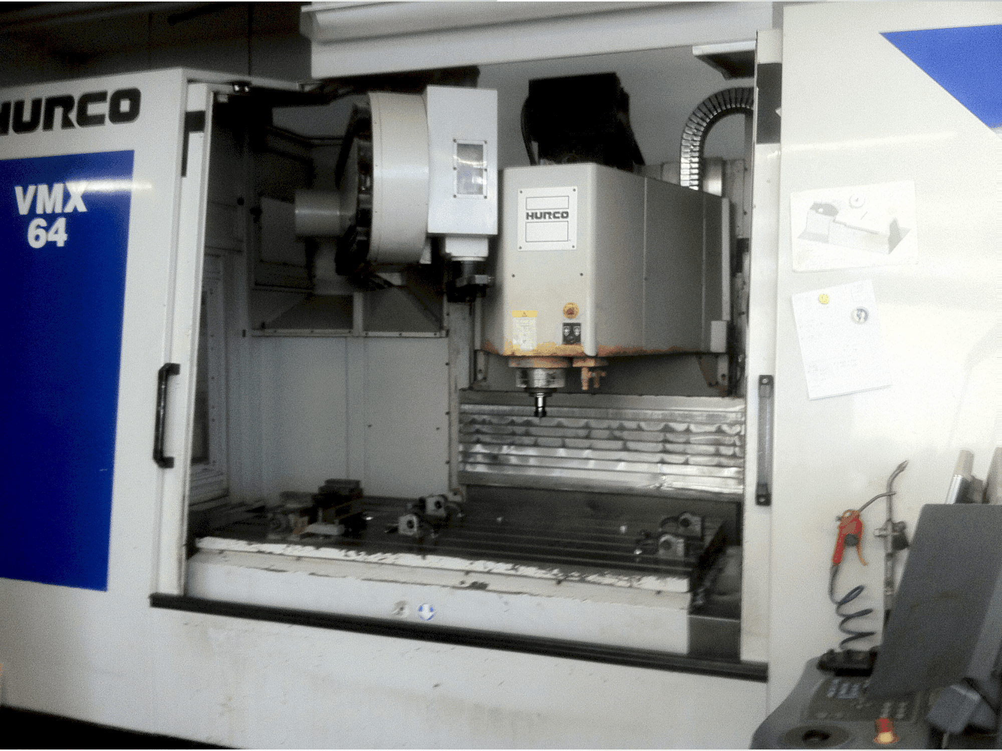 Prikaz stroja Hurco VMX 64/50T sprijeda