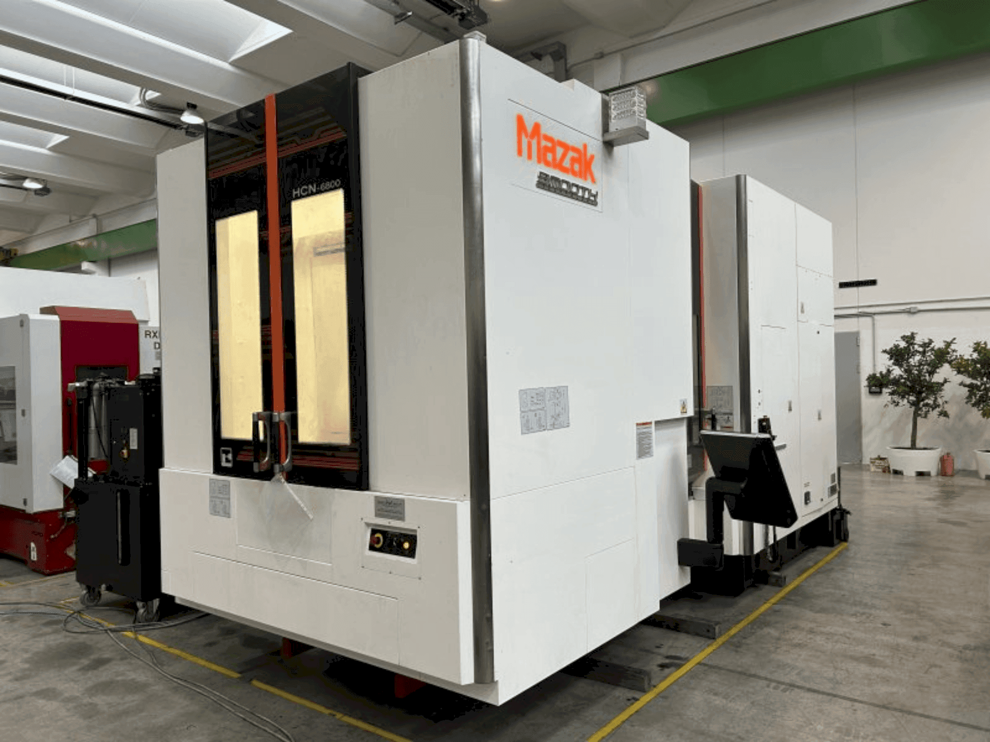 Prikaz stroja Mazak HCN-6800 sprijeda