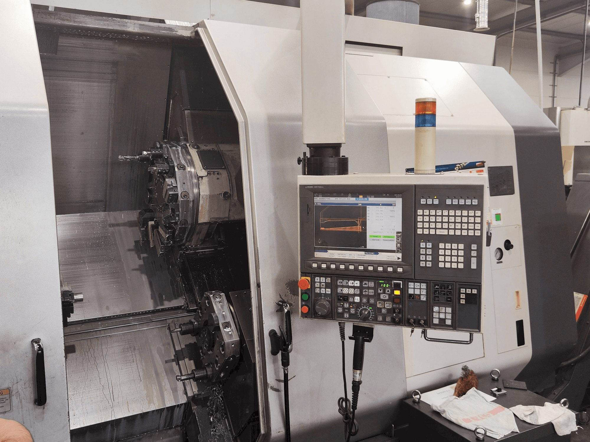 Prikaz stroja Okuma LU 300 MY sprijeda
