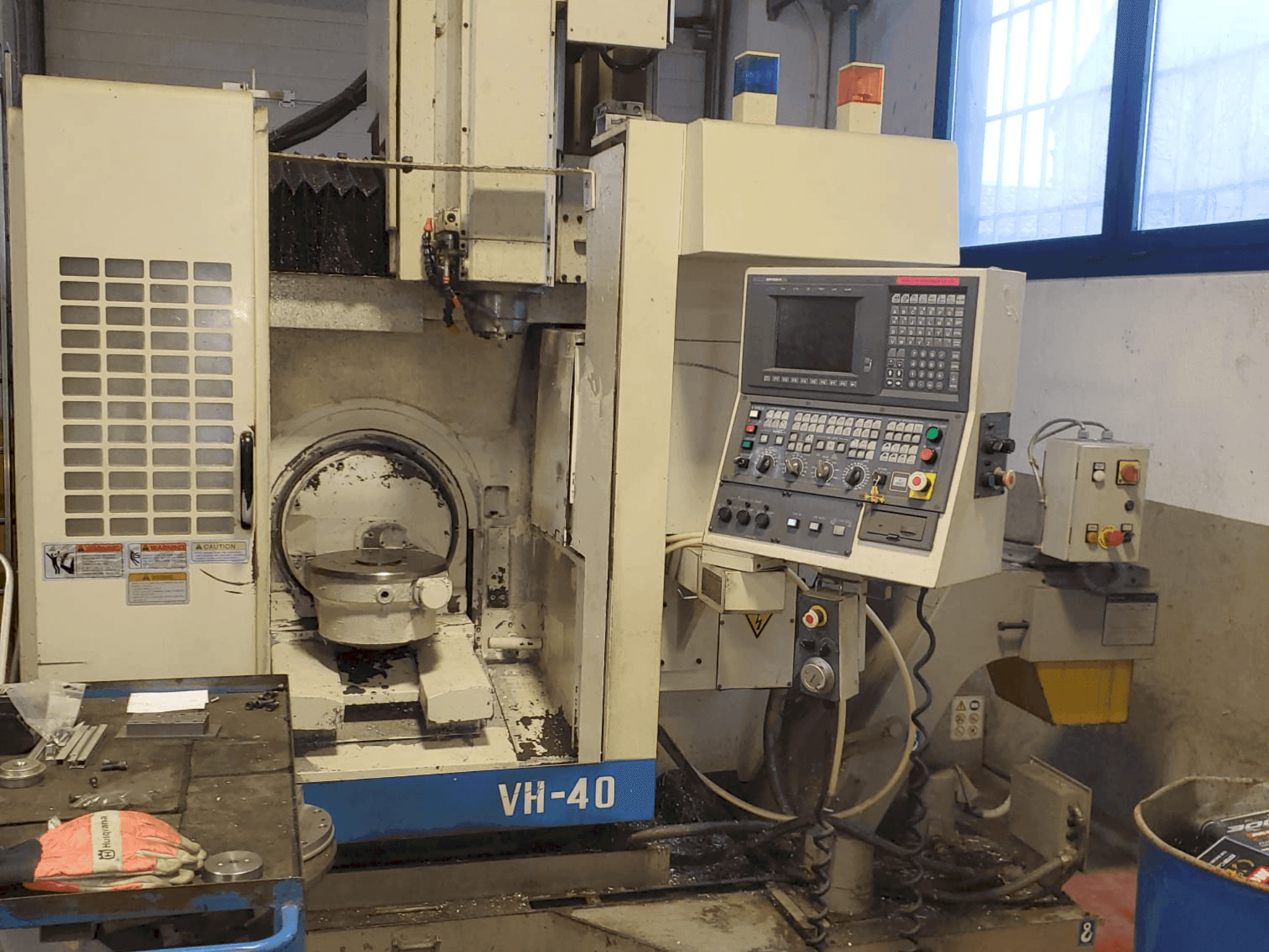 Prikaz stroja Okuma VH-40 sprijeda