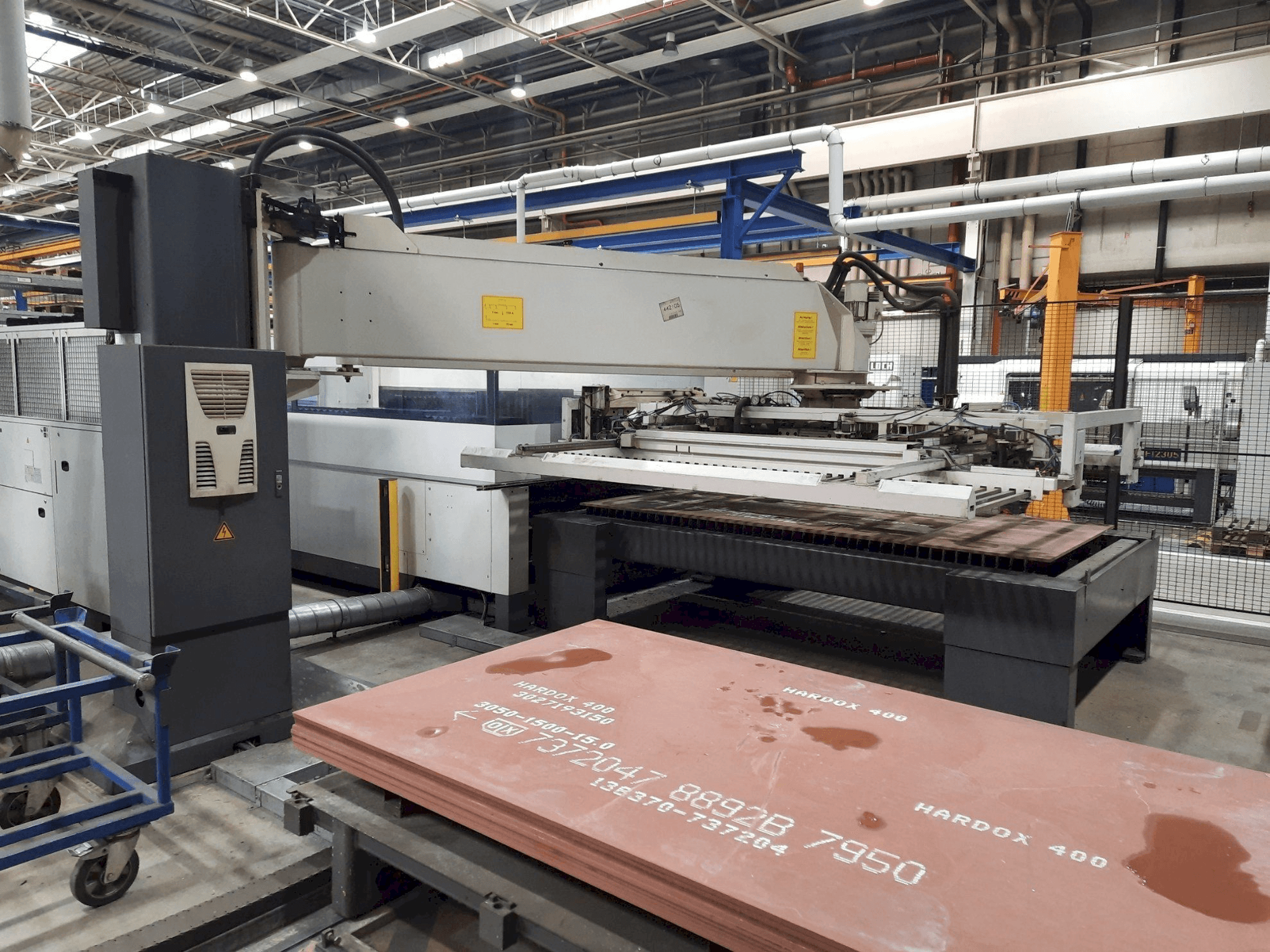 Prikaz lijeve strane stroja Trumpf L3030