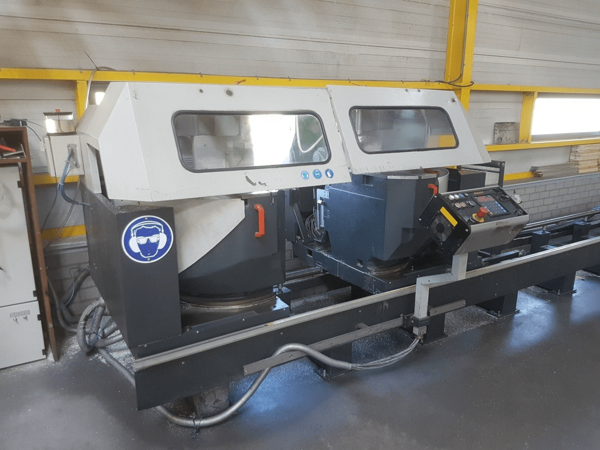 Prikaz stroja Elumatec DG 244 sprijeda