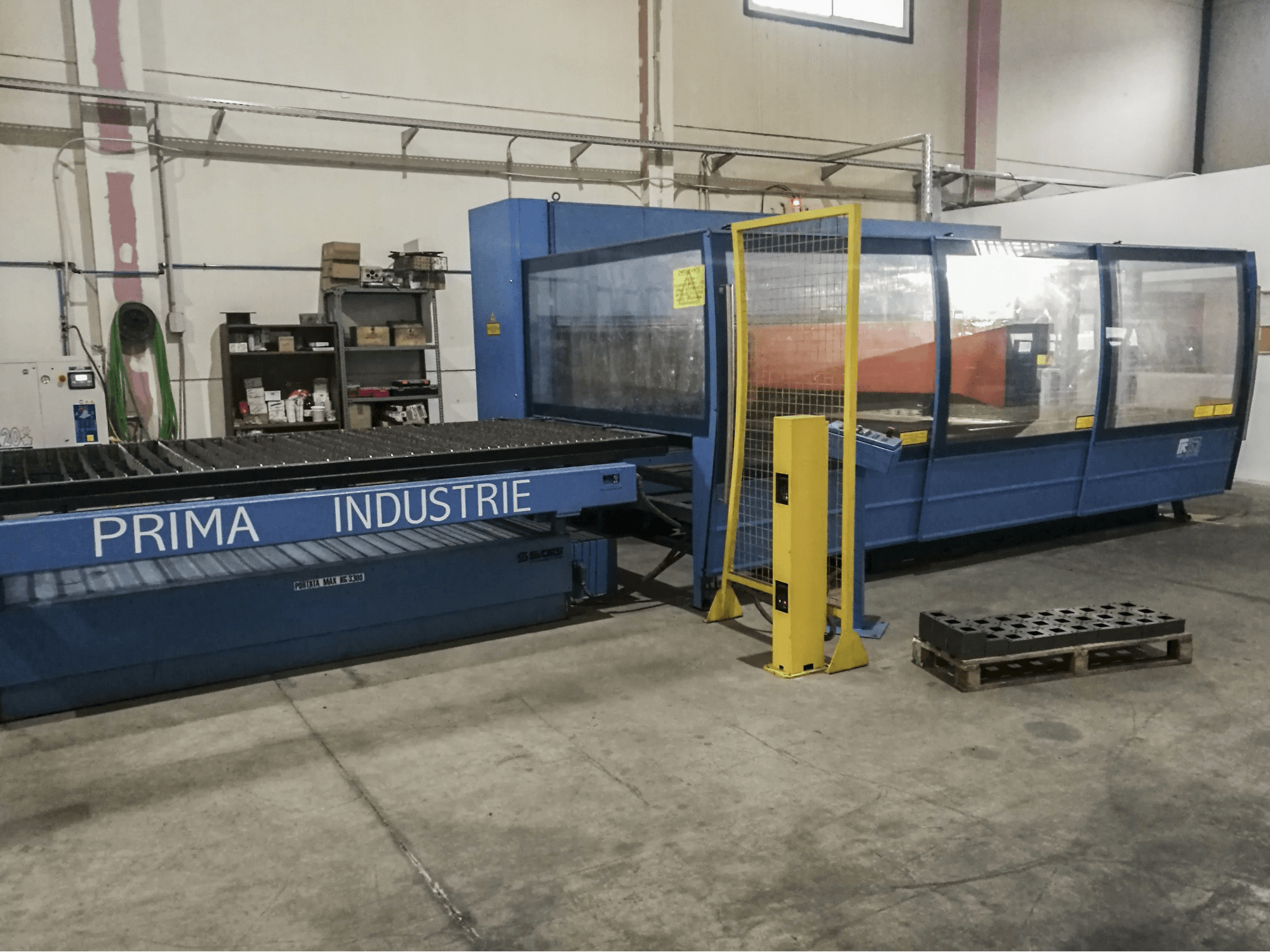Prikaz desne strane stroja Prima Power Platino 1530