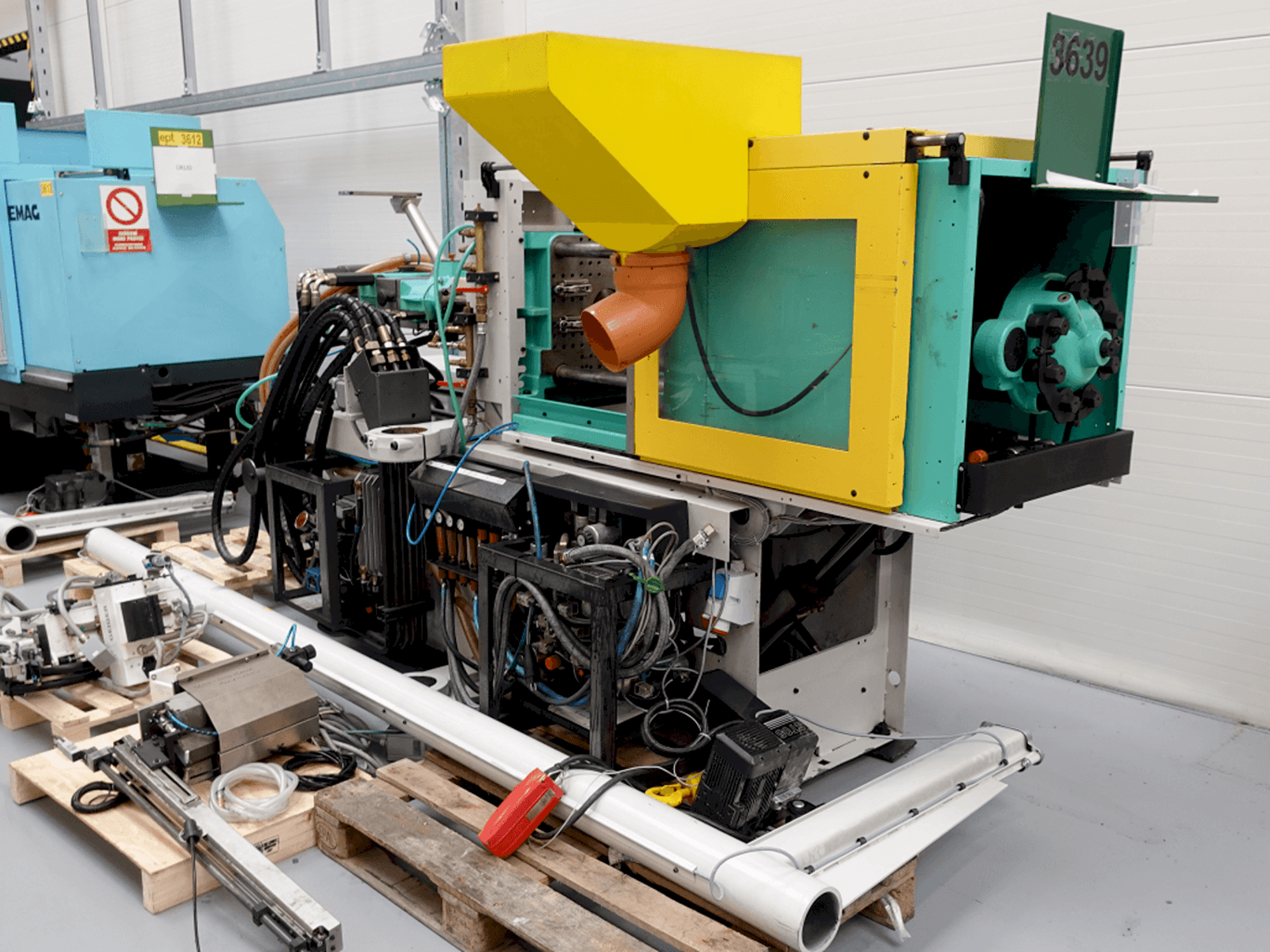 Prikaz stroja Arburg ALLROUNDER 320C–500–100U sprijeda