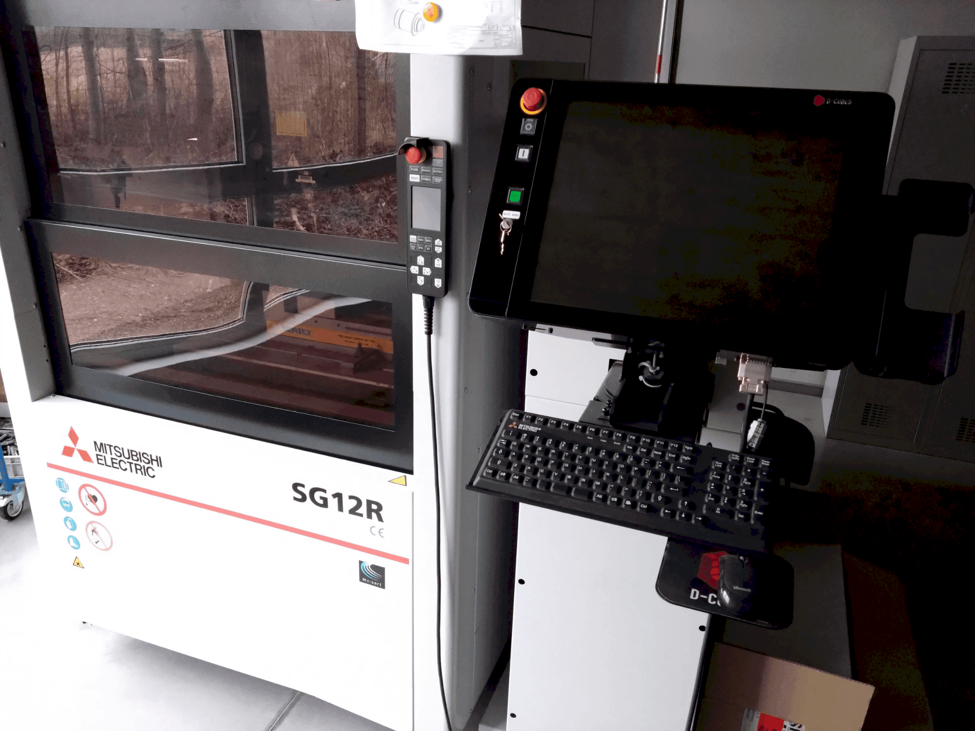 Prikaz stroja Mitsubishi Electric SG12M sprijeda
