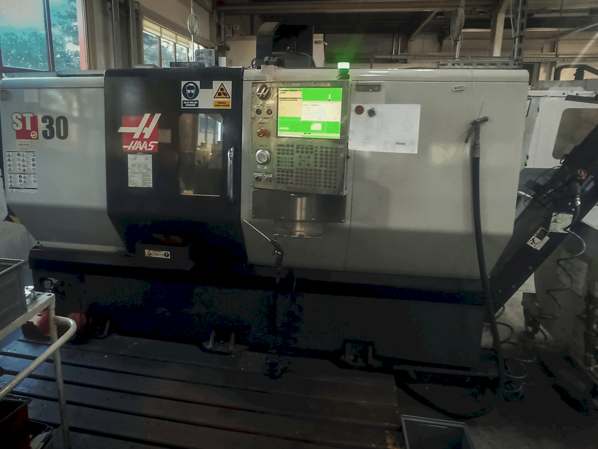 Prikaz stroja HAAS ST-30 sprijeda