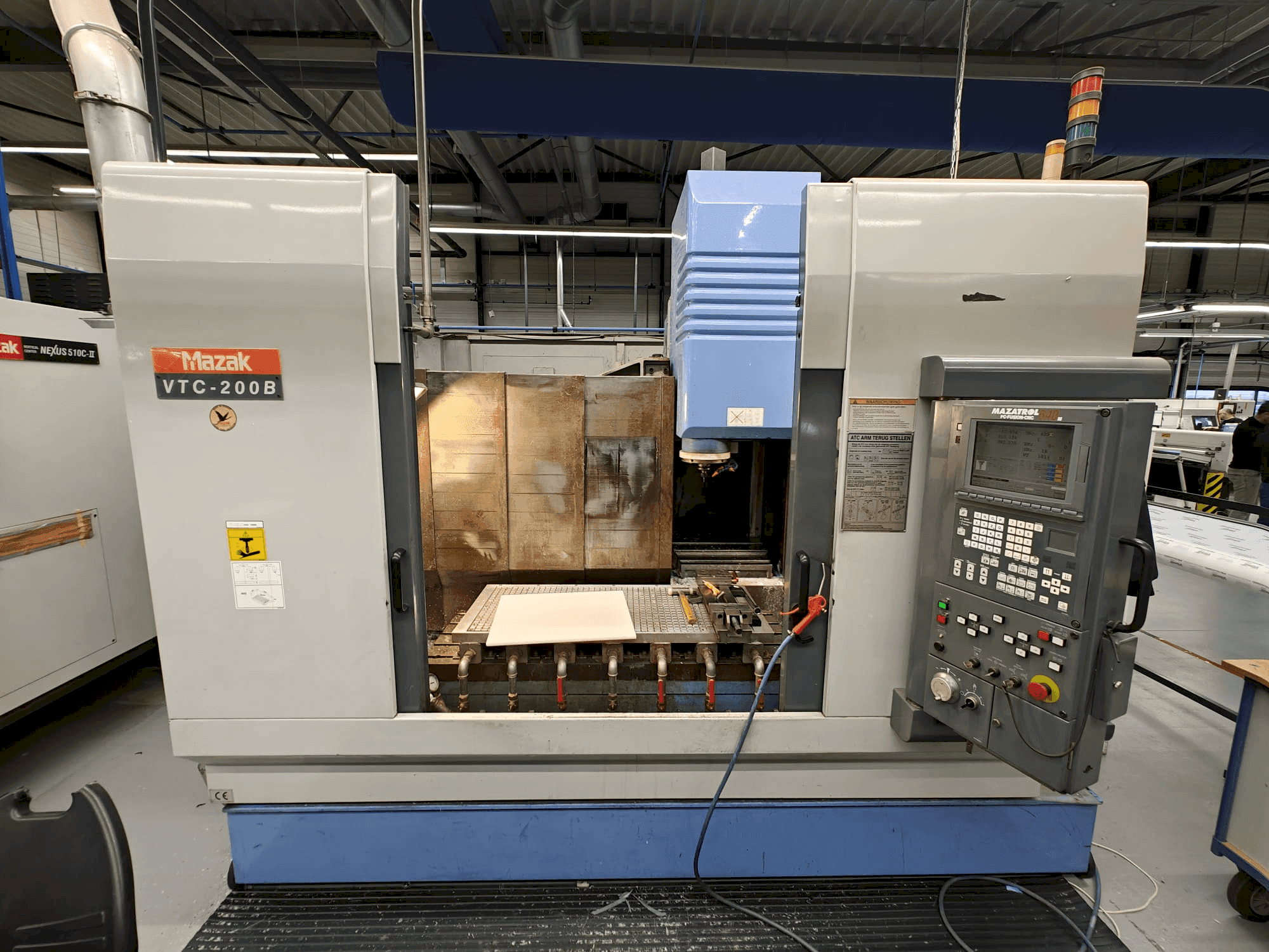 Prikaz stroja Mazak VTC-200B sprijeda