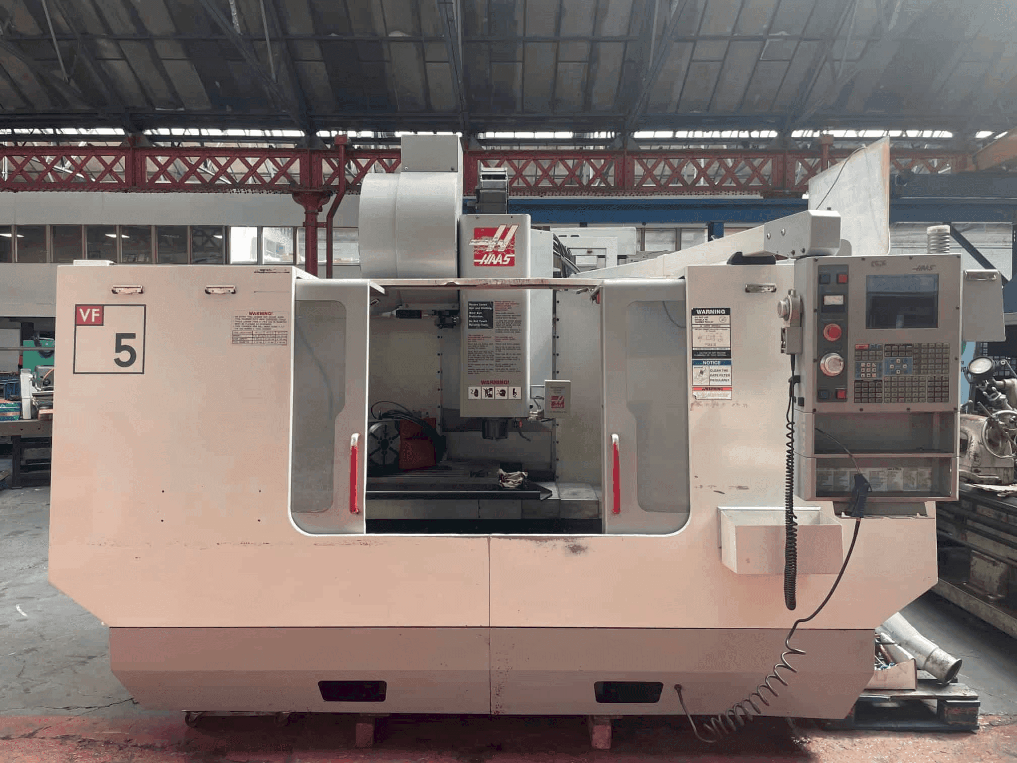 Prikaz stroja HAAS VF-5B/40 HE sprijeda