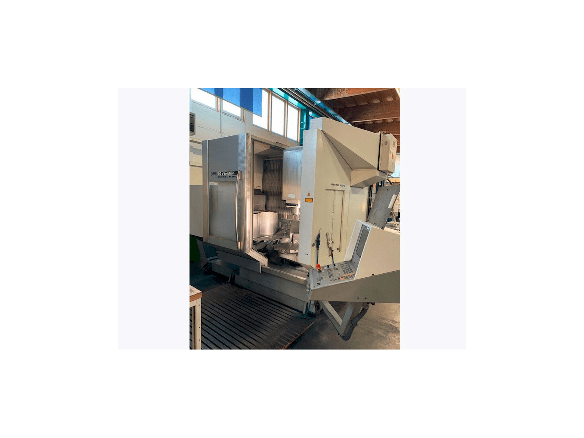 Prikaz stroja DECKEL MAHO DMU 50 eVolution sprijeda
