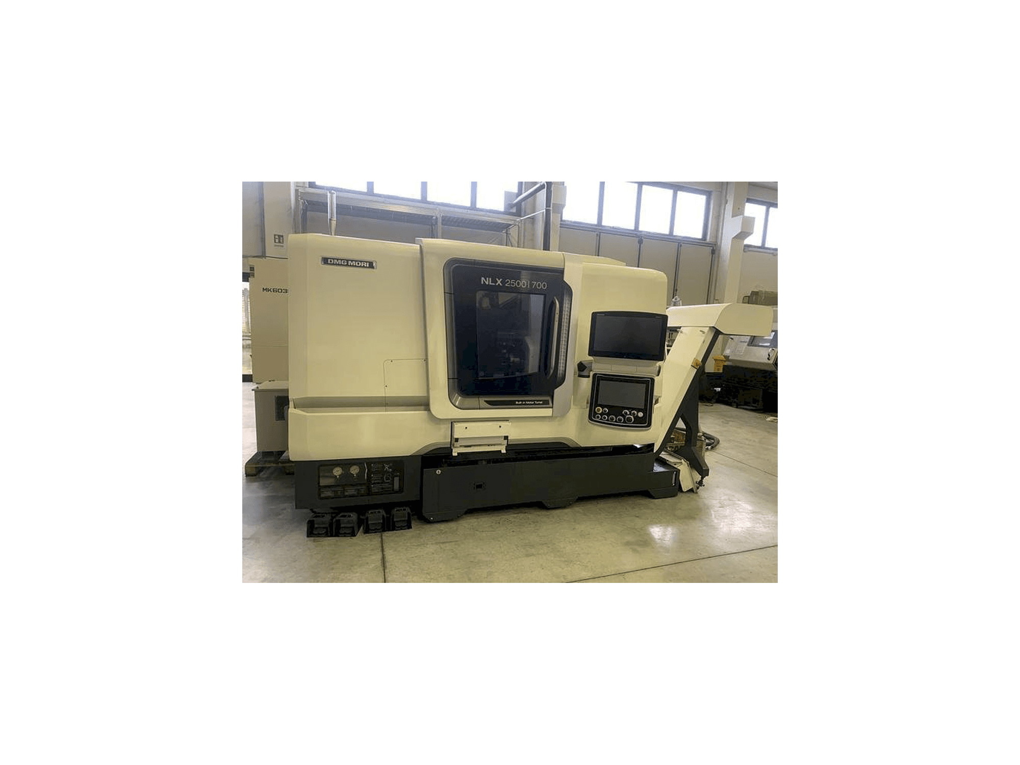 Prikaz stroja DMG MORI NLX 2500SY sprijeda