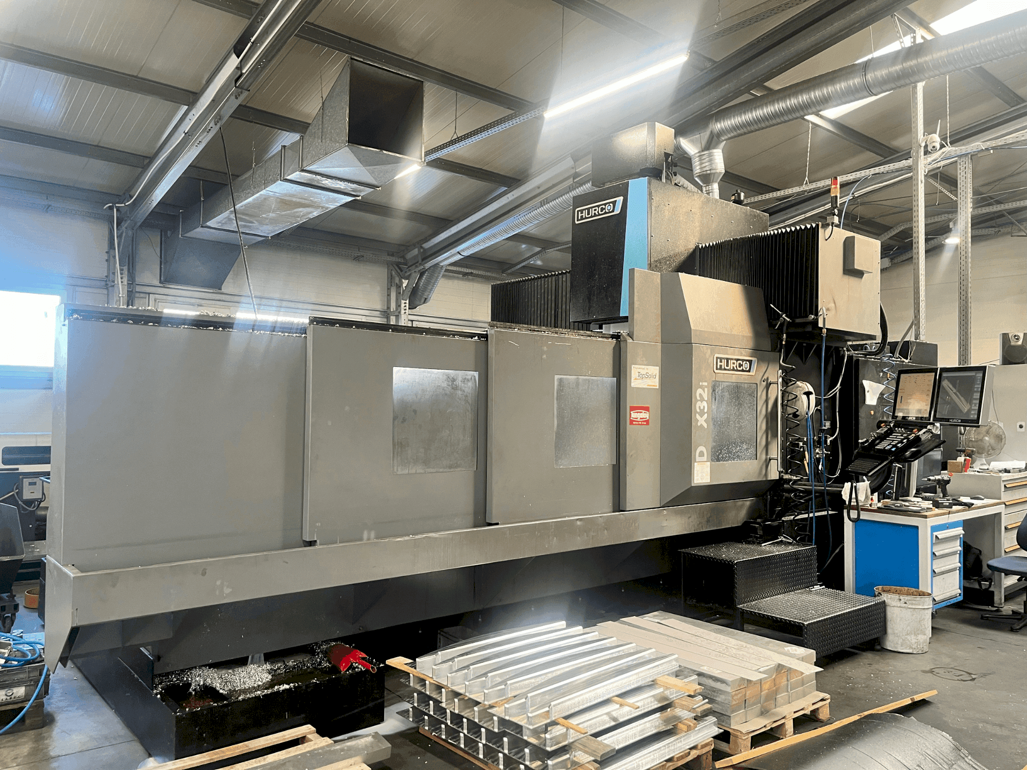 Prikaz stroja Hurco DCX32i sprijeda