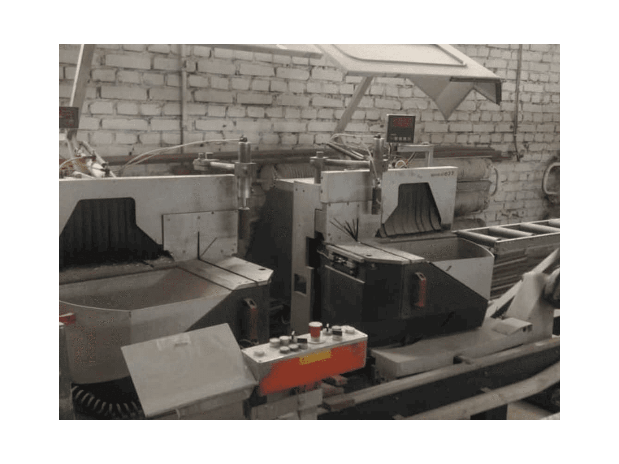 Prikaz stroja Elumatec DG 104/02 + E111 sprijeda