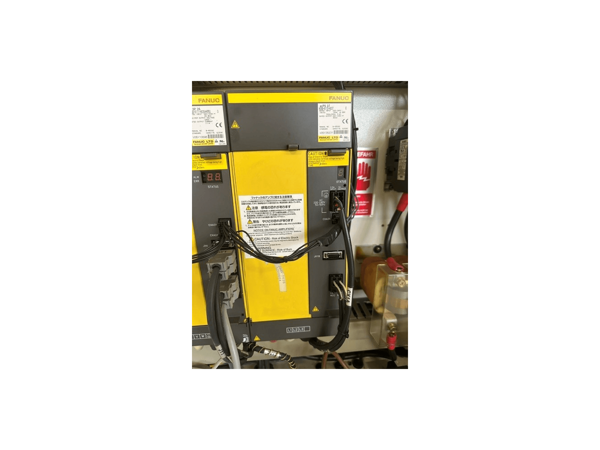 Upravljačka ploča univerzalnog obradnog centra MIKRON HSM 600 U, koja prikazuje FANUC komponente, prikaz statusa i ožičenje.