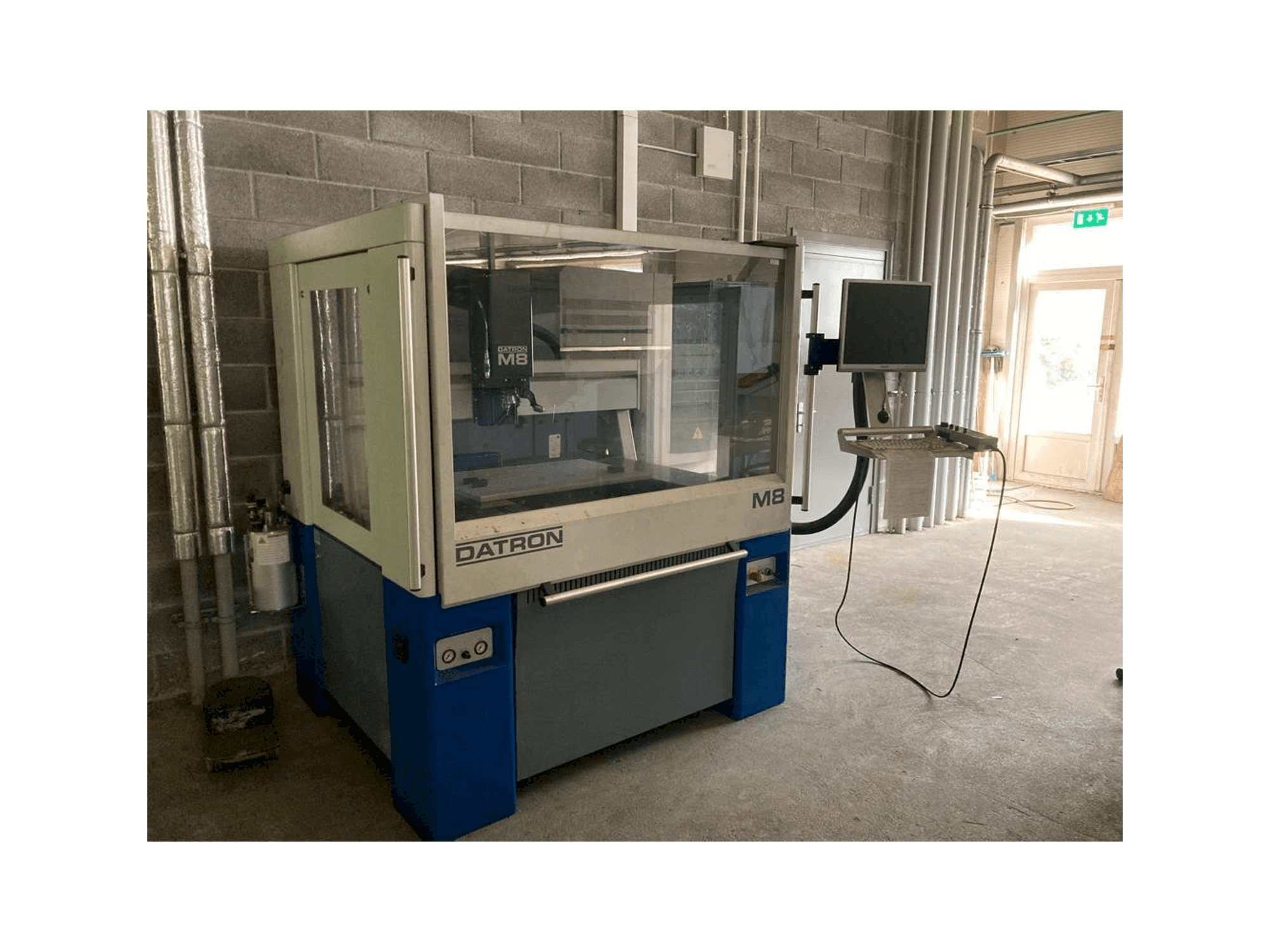 Prikaz stroja Datron M8A sprijeda