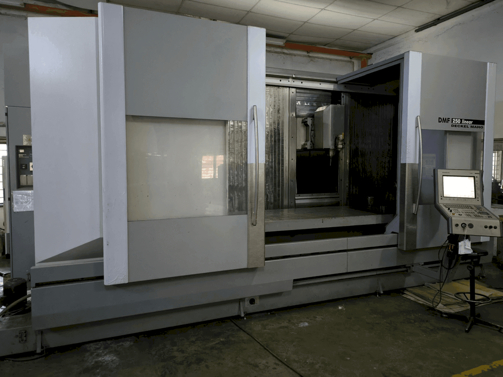 Prikaz stroja DECKEL MAHO DMF 250 linear sprijeda