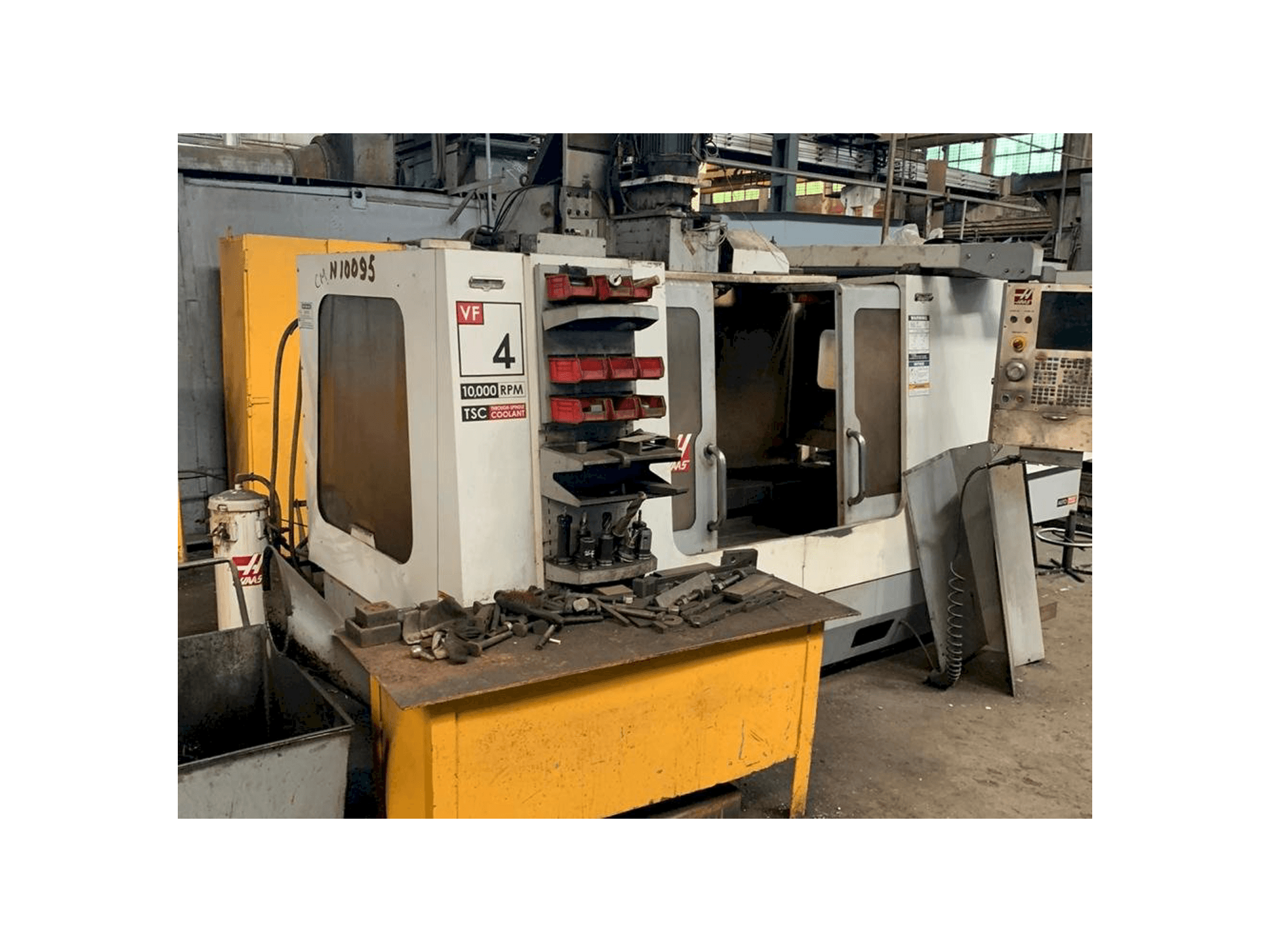 Prikaz stroja HAAS VF-4 sprijeda