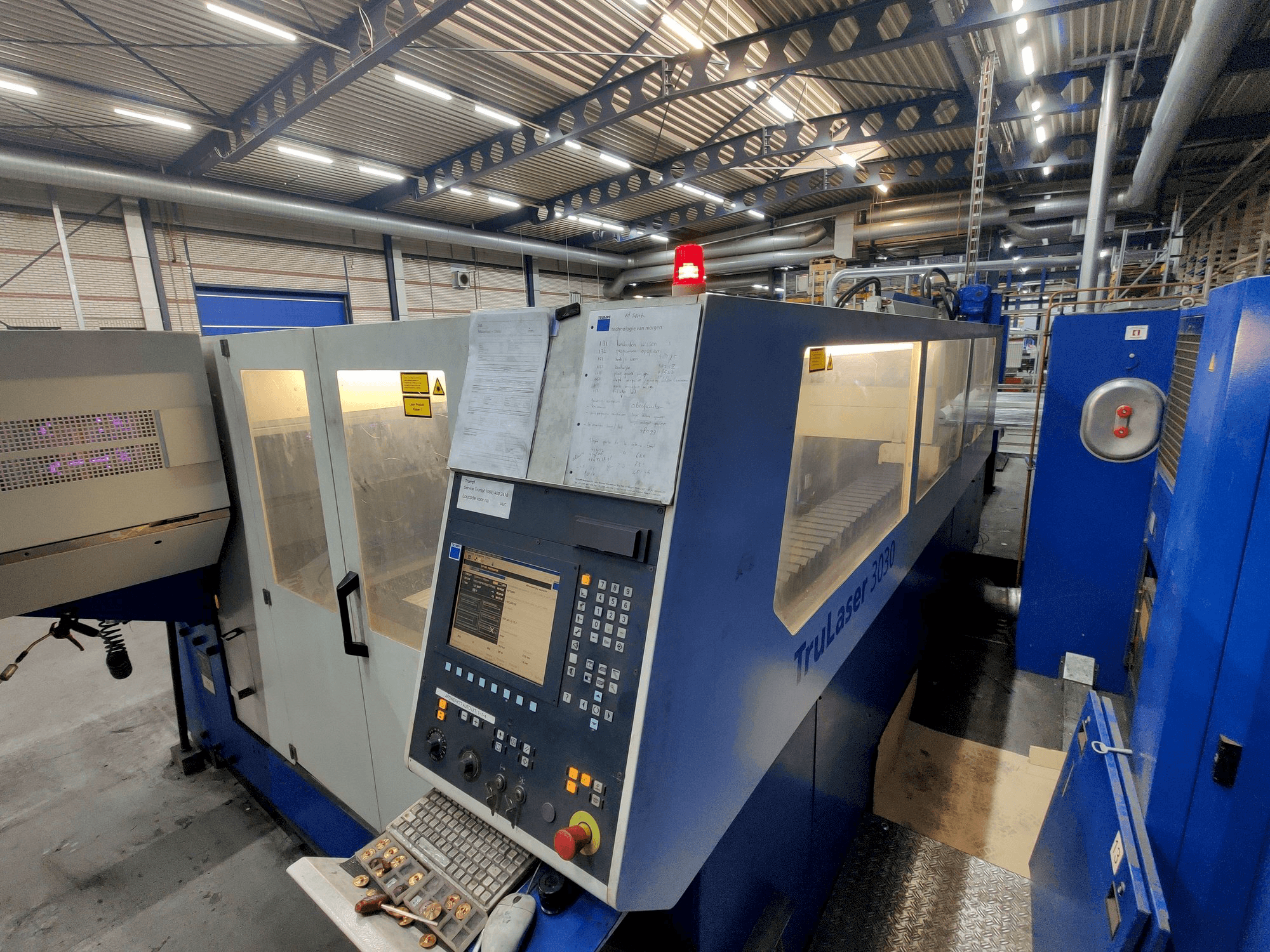 Prikaz stroja Trumpf TruLaser 3030 sprijeda