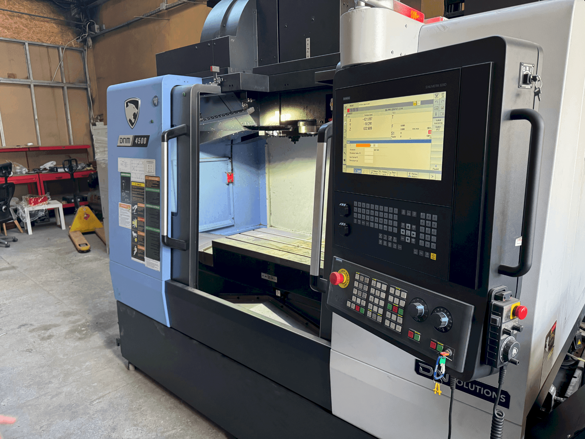 Prikaz stroja DN SOLUTIONS DNM 4500 sprijeda