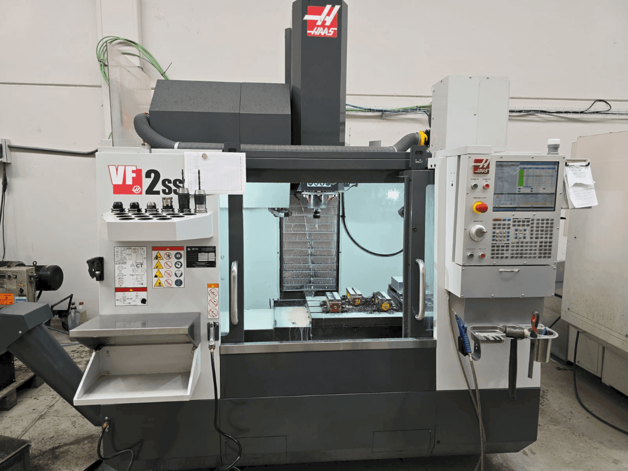 Prikaz stroja HAAS VF 2SSYT sprijeda