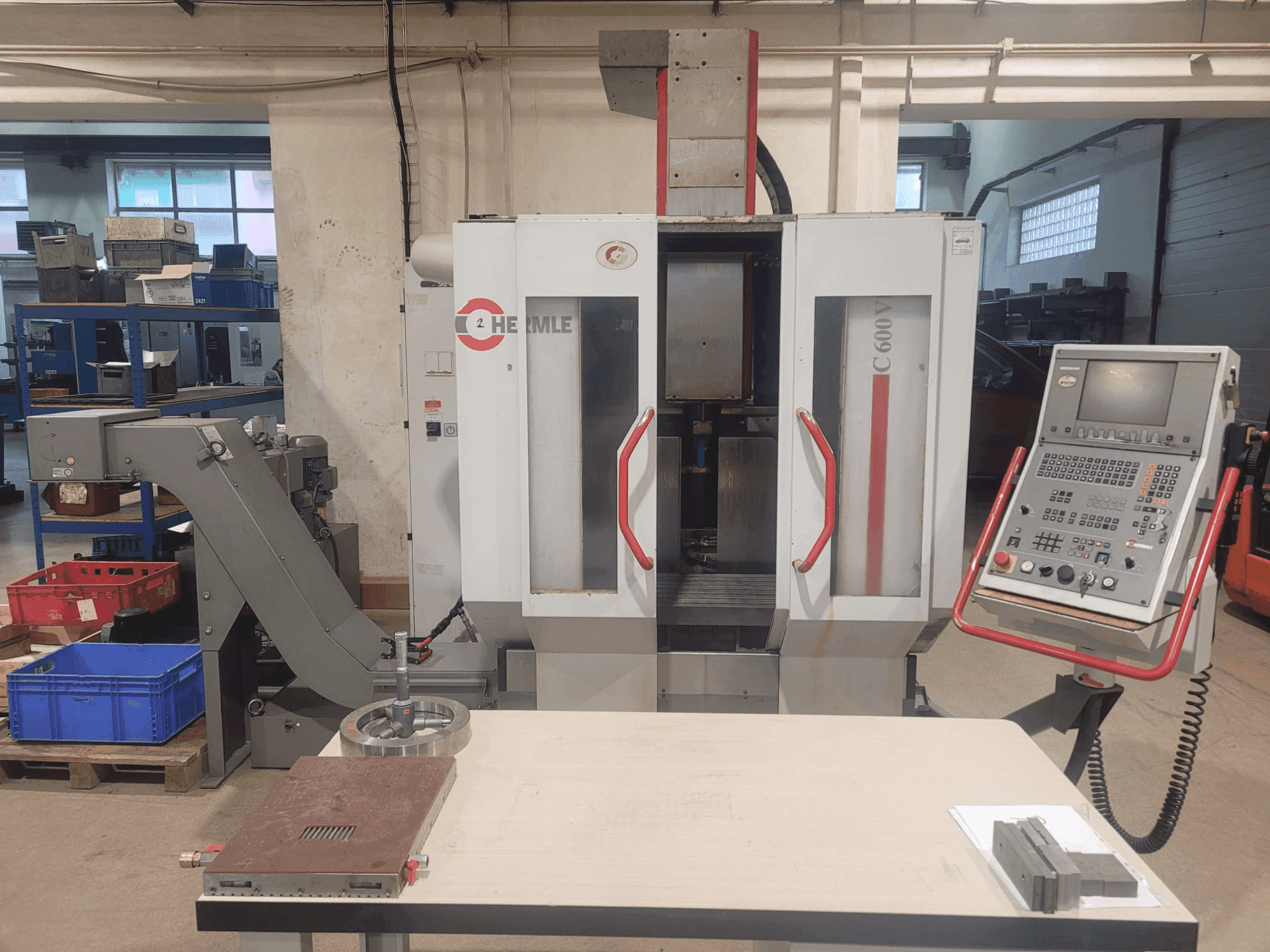 Prikaz stroja HERMLE C 600 V sprijeda