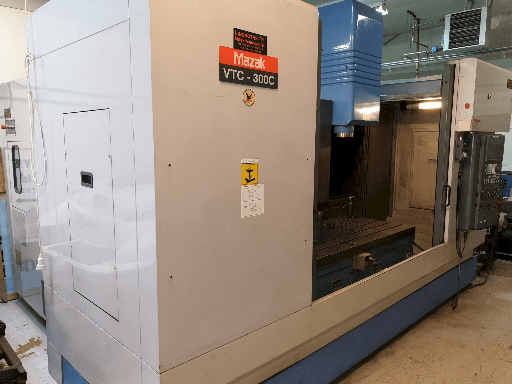 Prikaz lijeve strane stroja Mazak VTC-300C