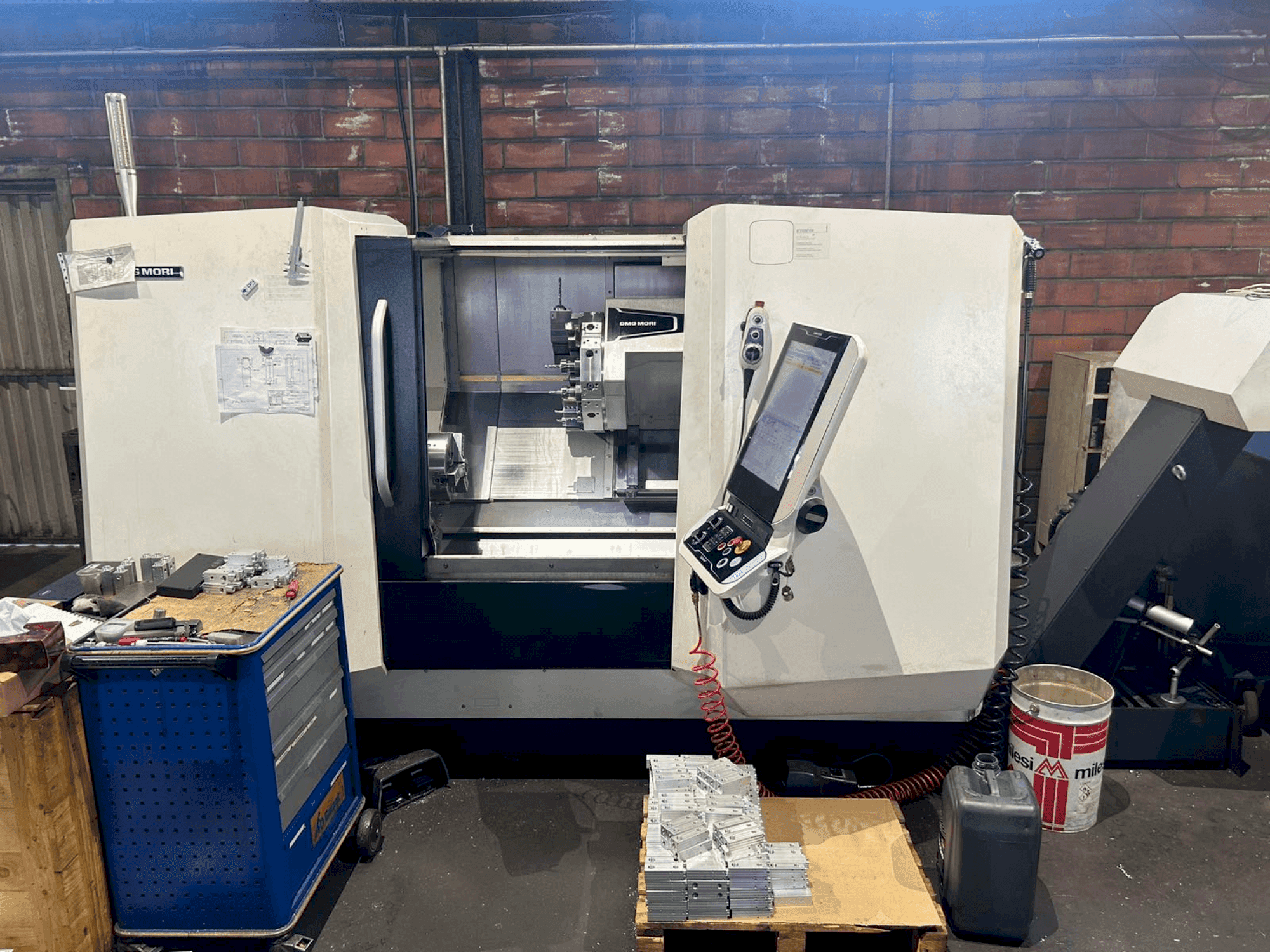 Prikaz desne strane stroja DMG MORI CLX 450 V4