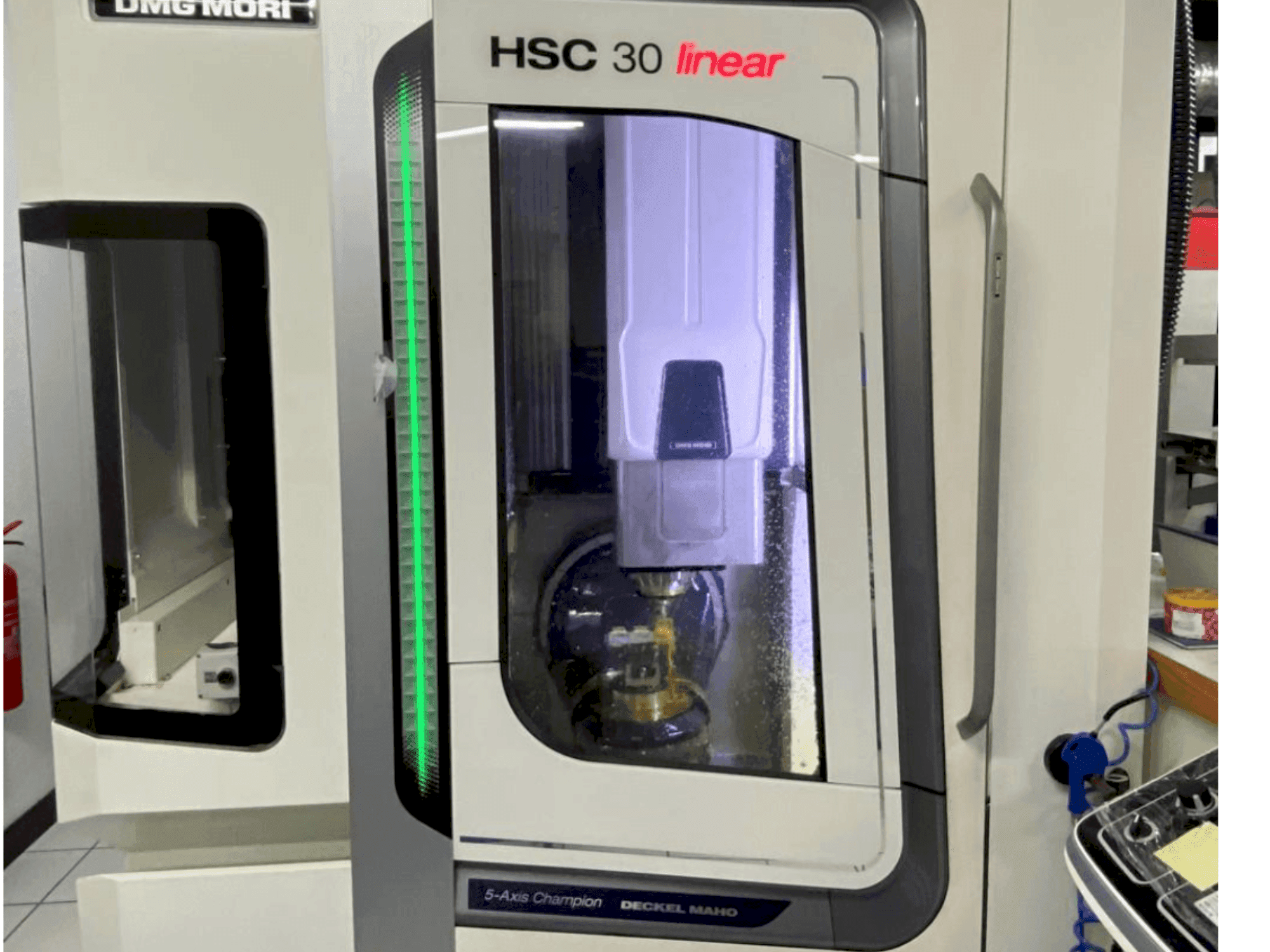 Prikaz stroja DMG MORI HSC 30 linear sprijeda