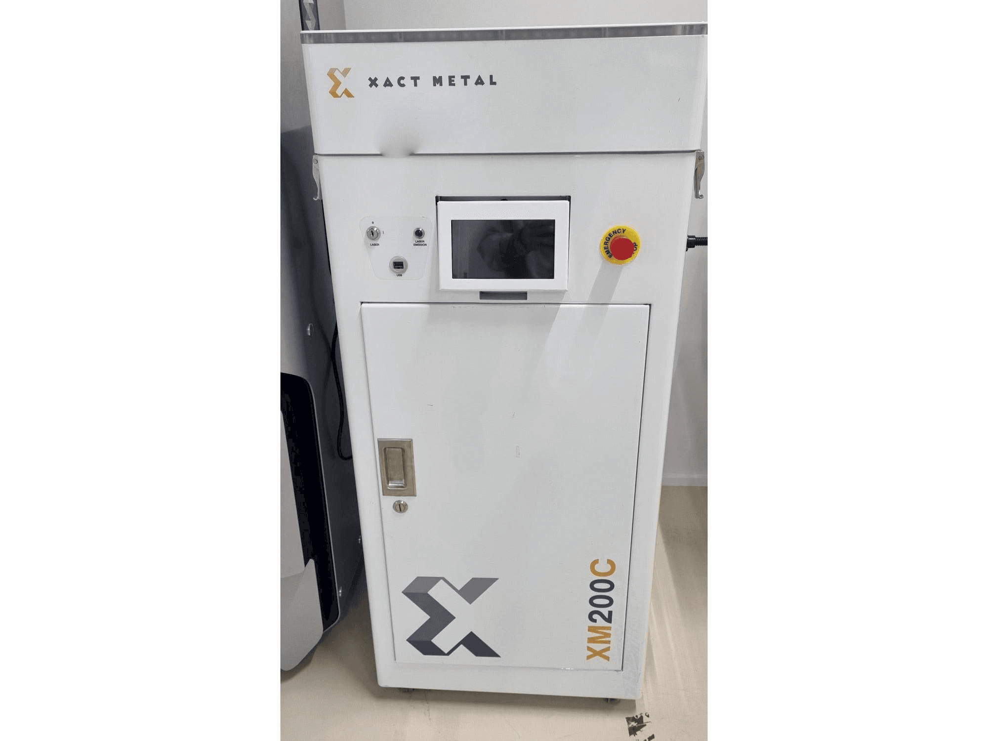 Prikaz stroja XACT METAL XM200C-E sprijeda