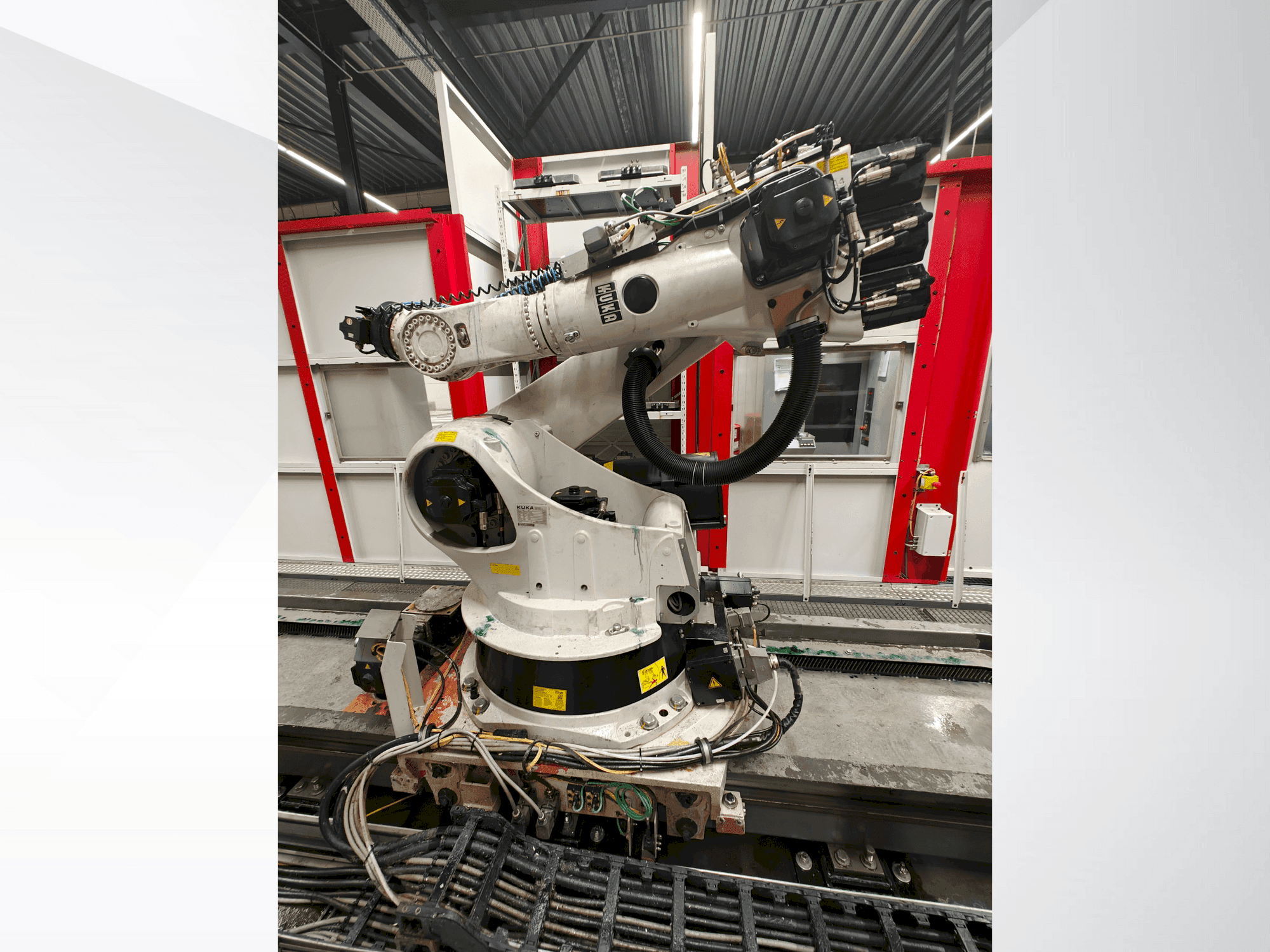 Prikaz stroja KUKA KR 270-2 sprijeda