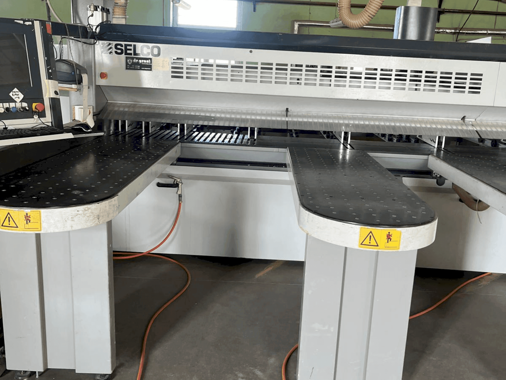 Prikaz stroja SELCO WN750 sprijeda