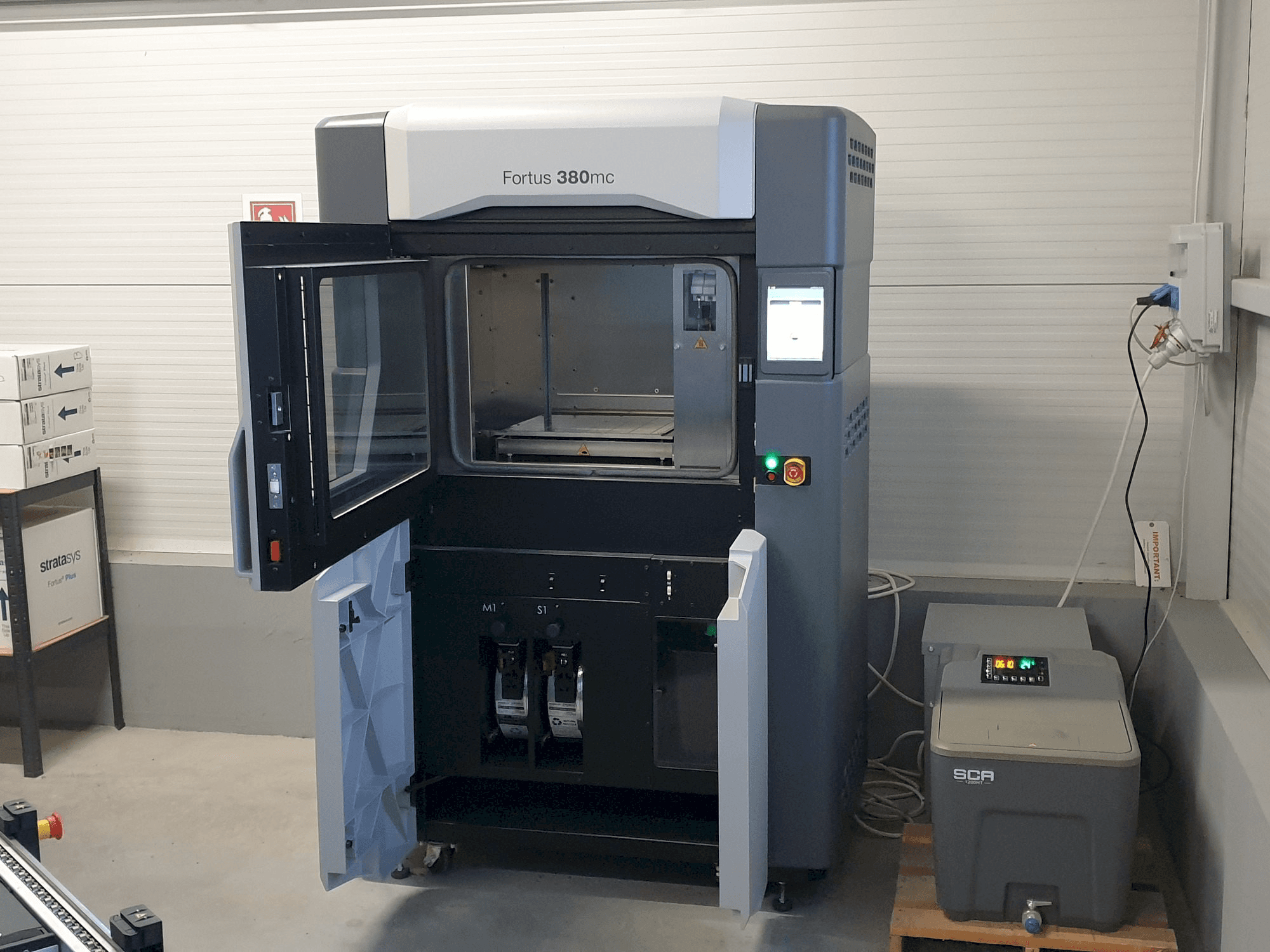 Prikaz stroja Stratasys Fortus 380mc sprijeda