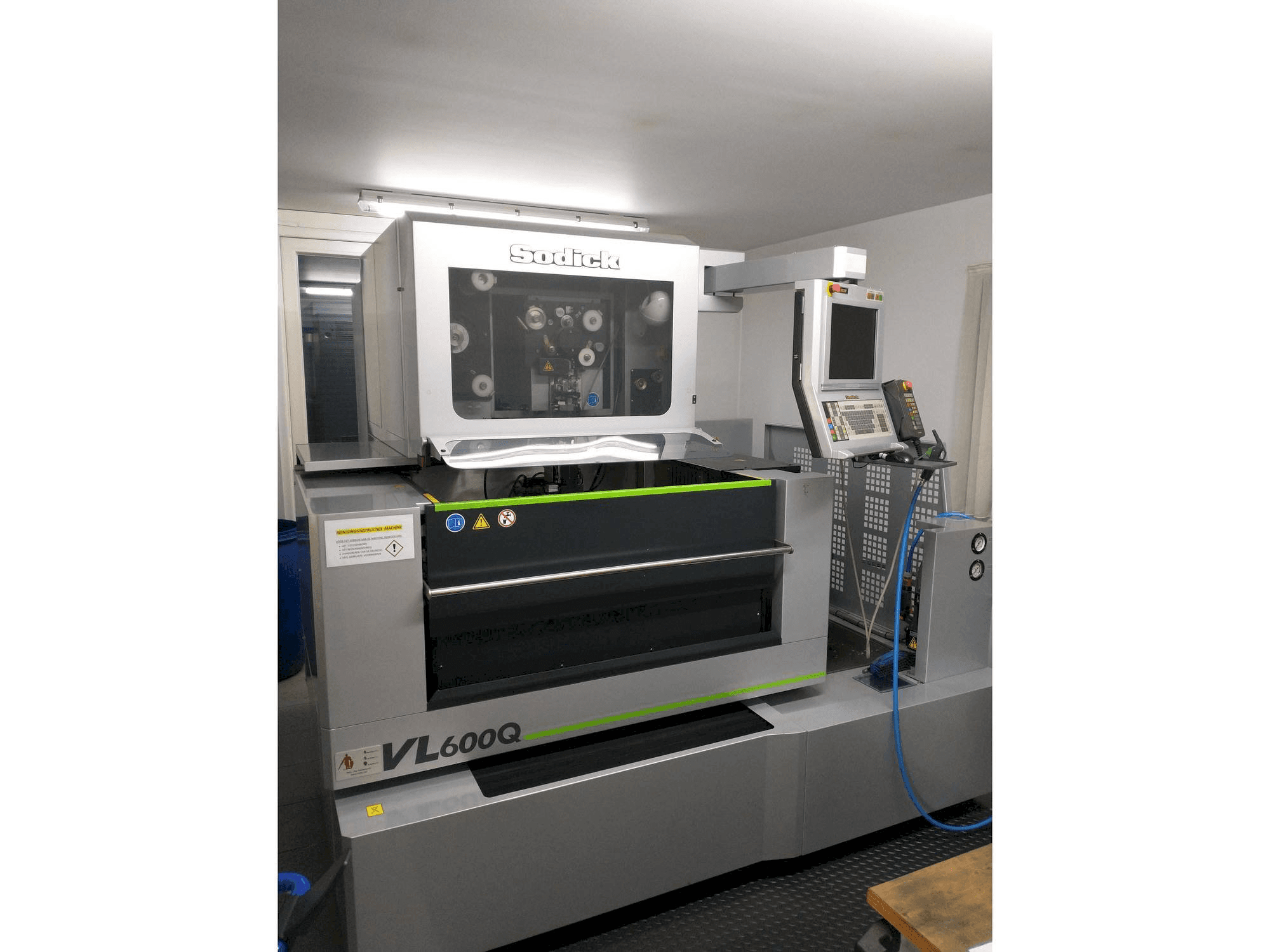 Prikaz stroja Sodick VL600Q sprijeda