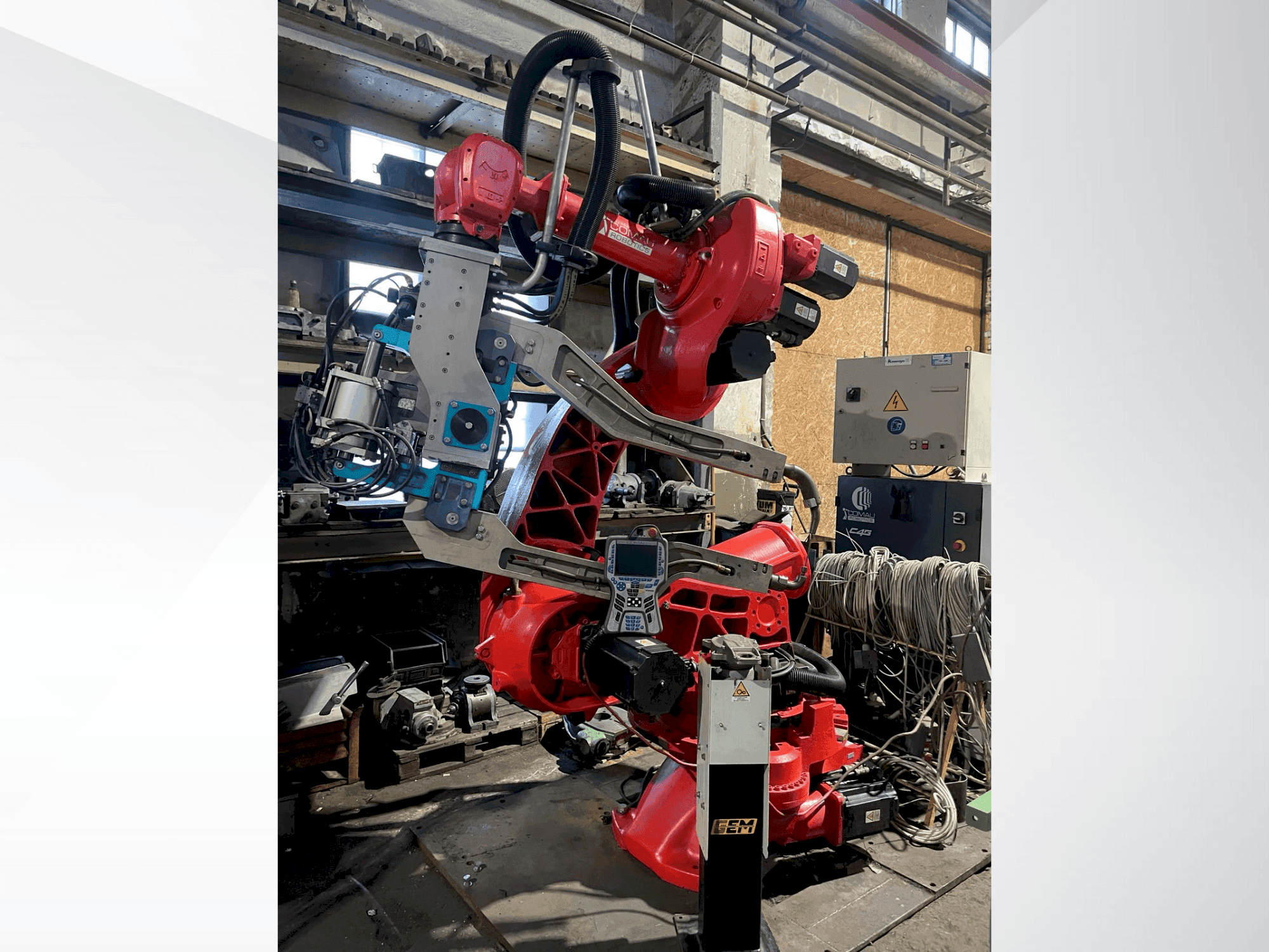 Prikaz stroja COMAU C4G sprijeda