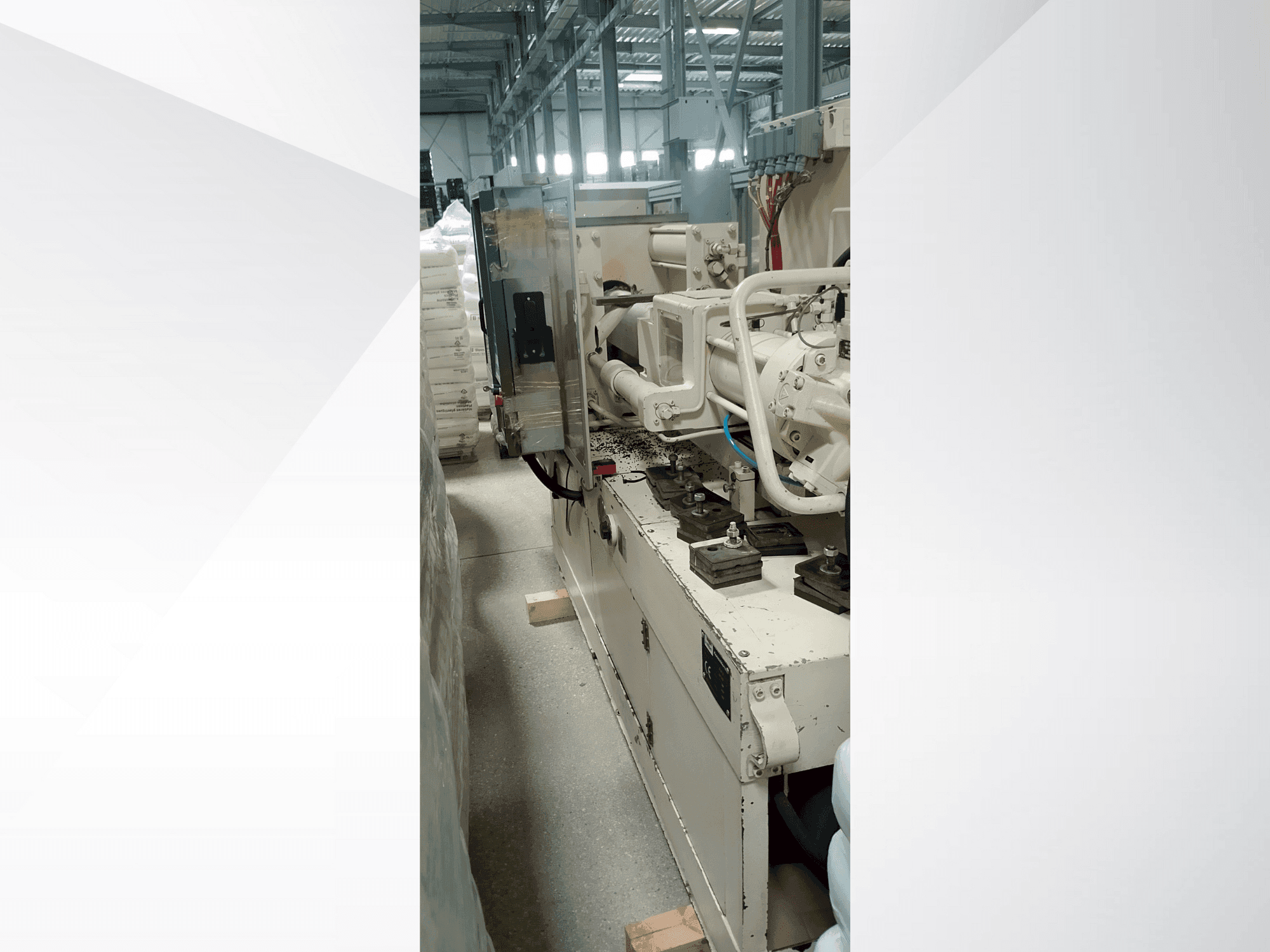 Prikaz bočne strane stroja Krauss Maffei 340 c2/80