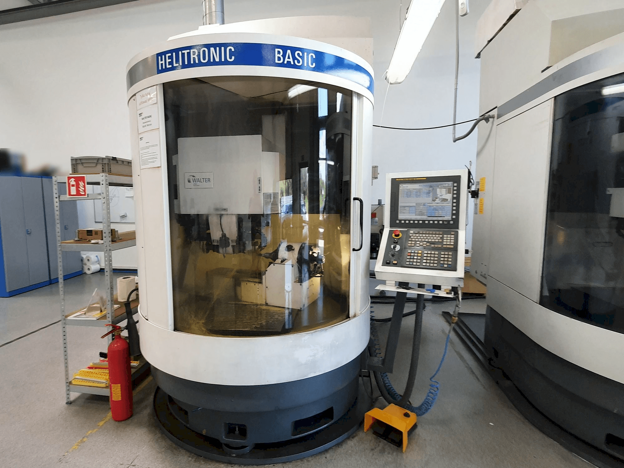 Prikaz stroja Walter Helitronic BASIC-F sprijeda